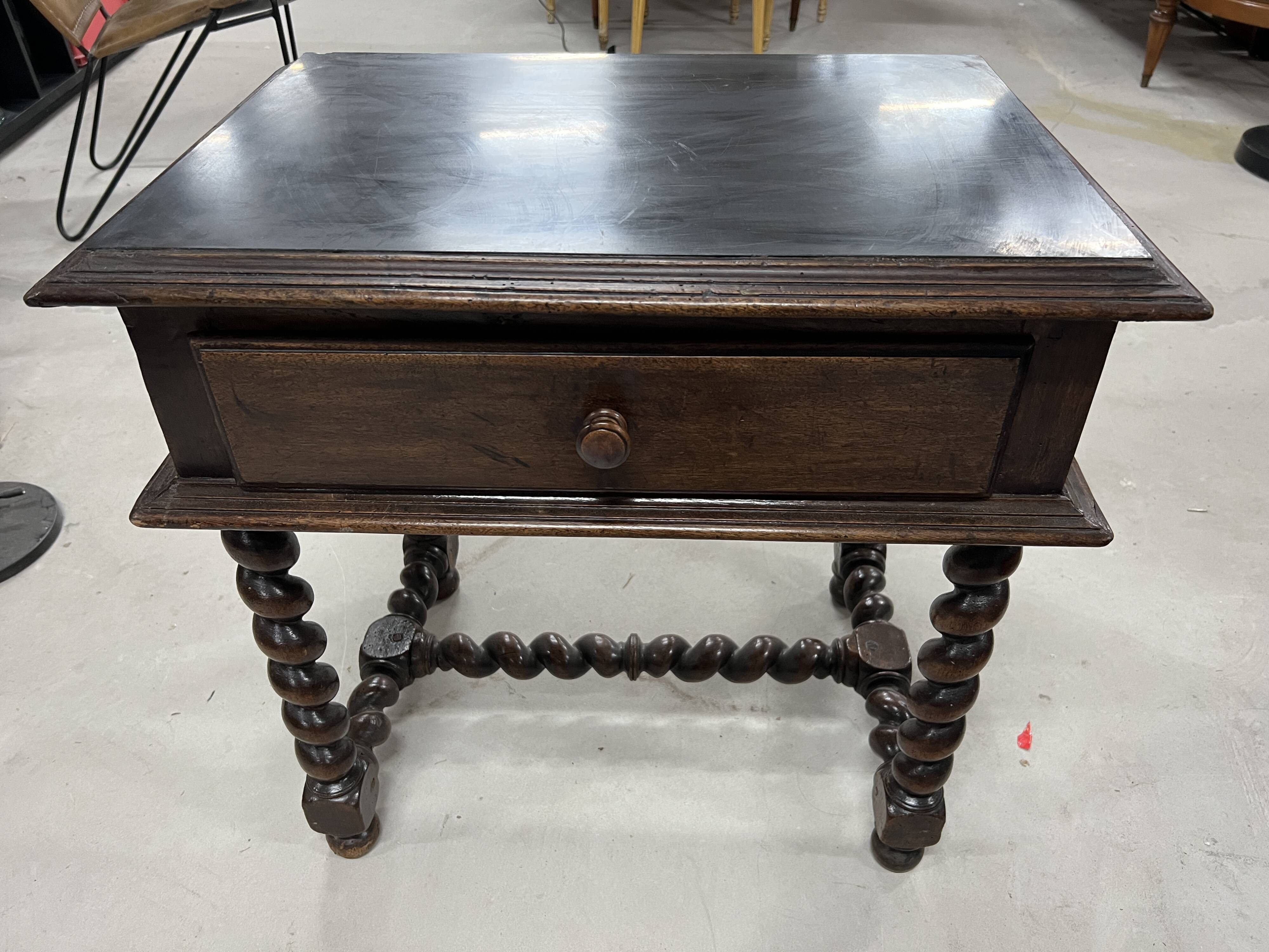 Table d'appoint à pieds torsadés