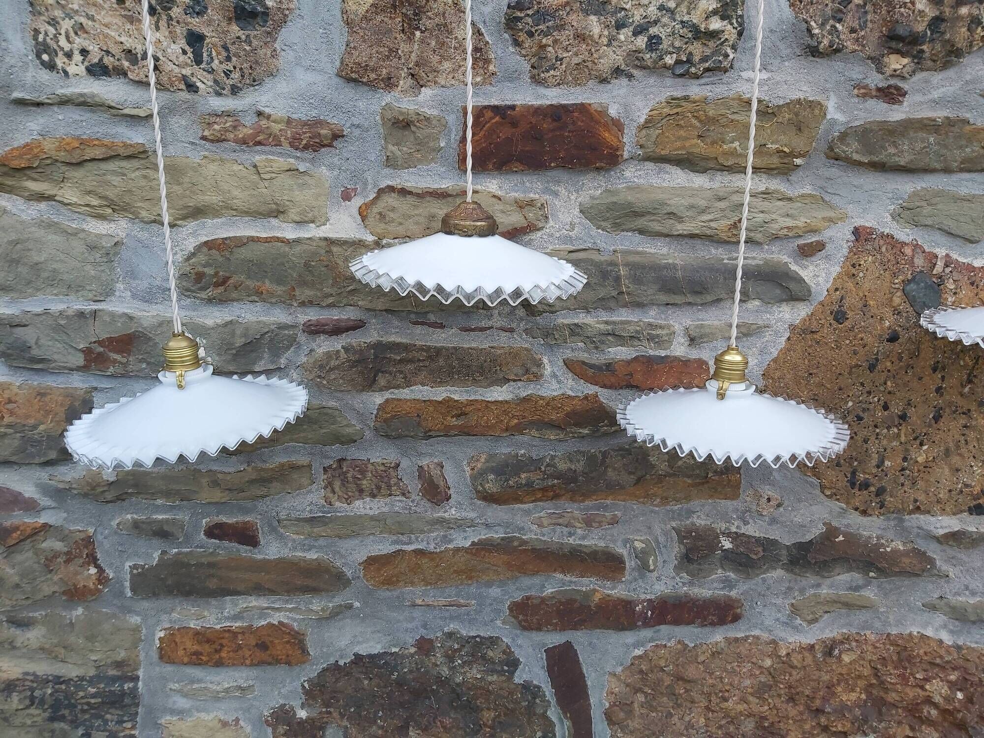 Lot de 4 suspensions en opaline blanche festonnée art Deco