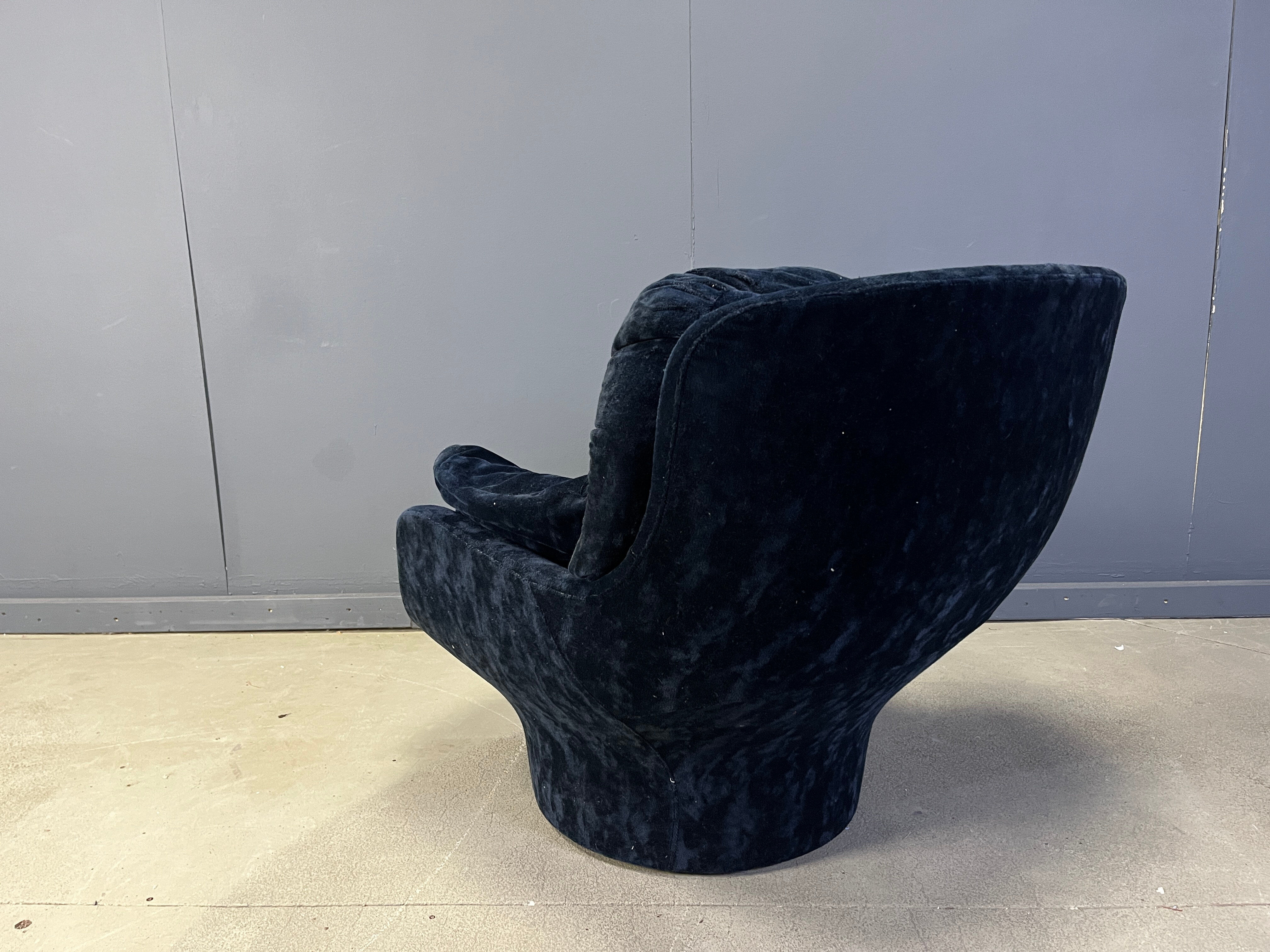 Blue velvet lounge chair 'Karate' by Michel Cadestin, France 1970s
