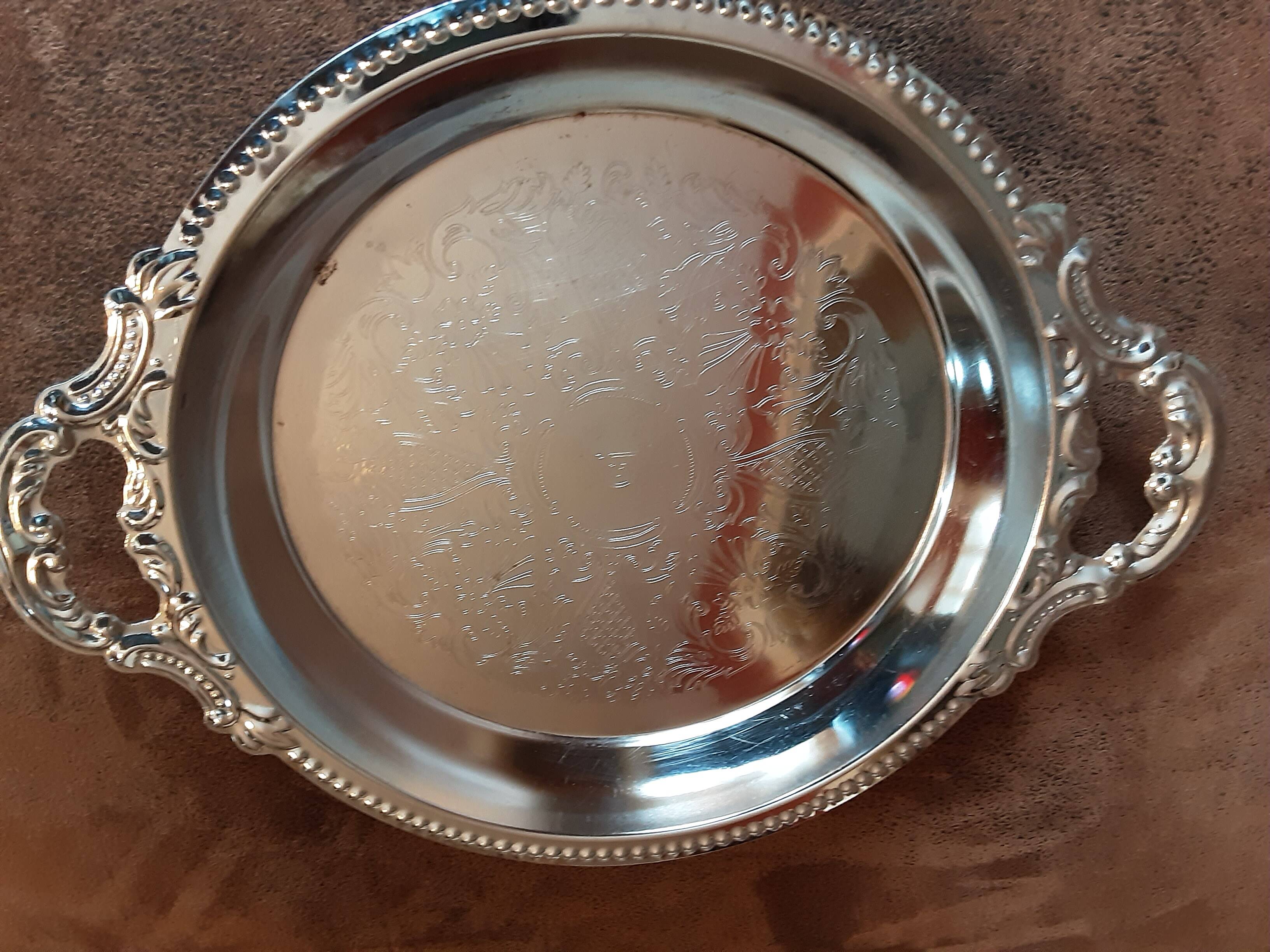 Set of 2 metal dishes