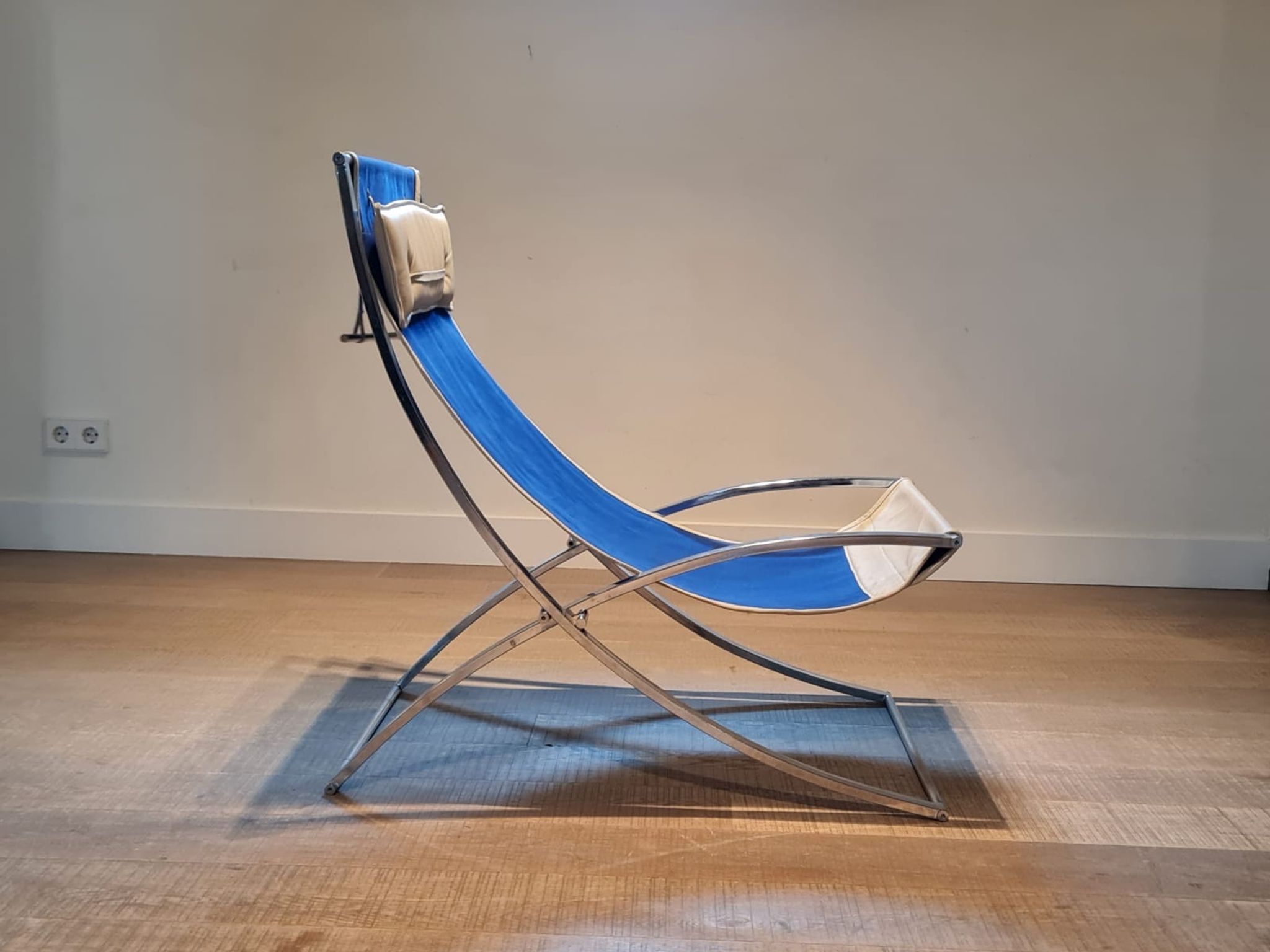 Marcello Cuneo ‘Louisa’ lounge chair in blue canvas and white leather, Italy 1970s