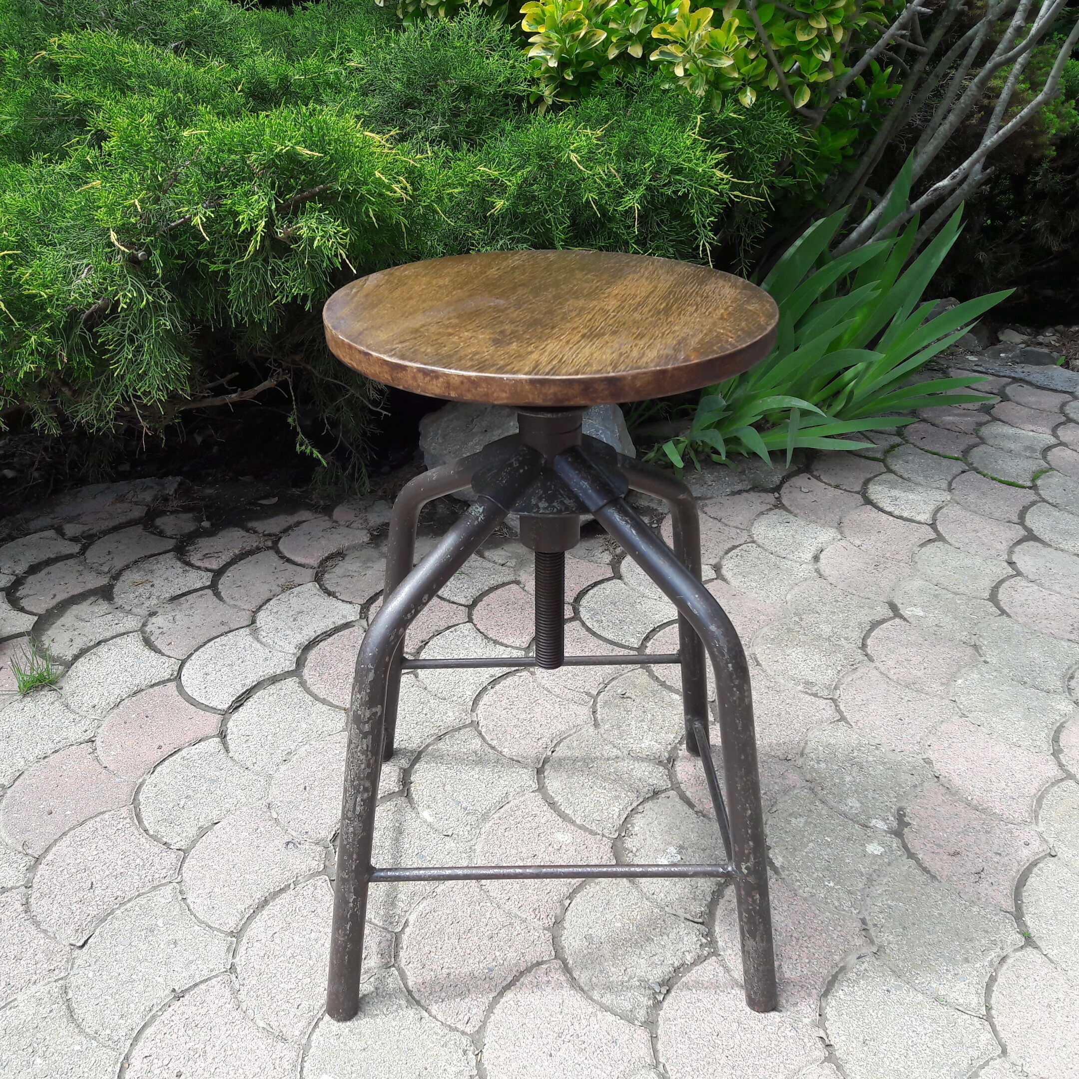 Industrial stool with screw