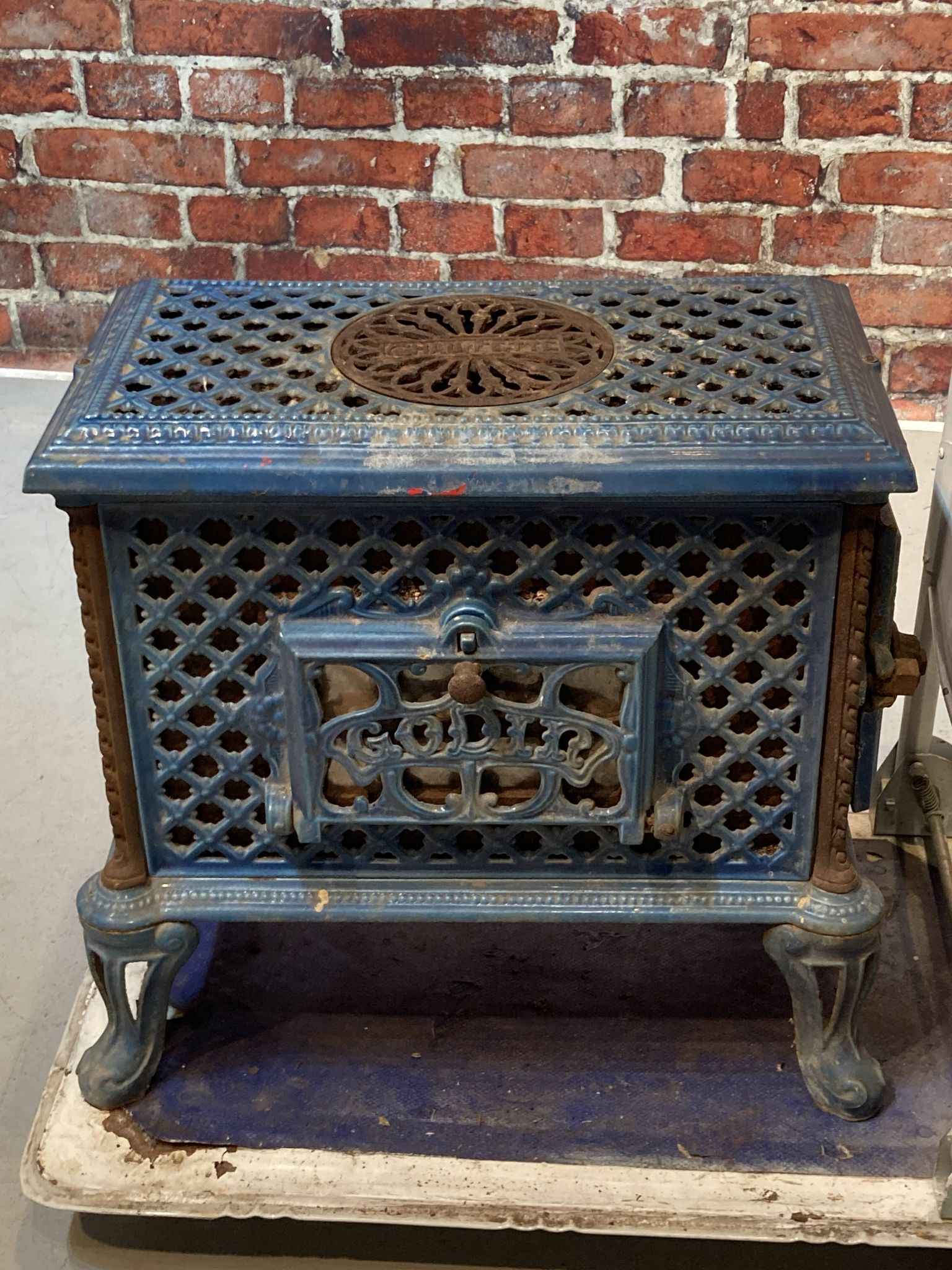 Poêle à bois en fonte et céramique bleu, de la marque Chauffette