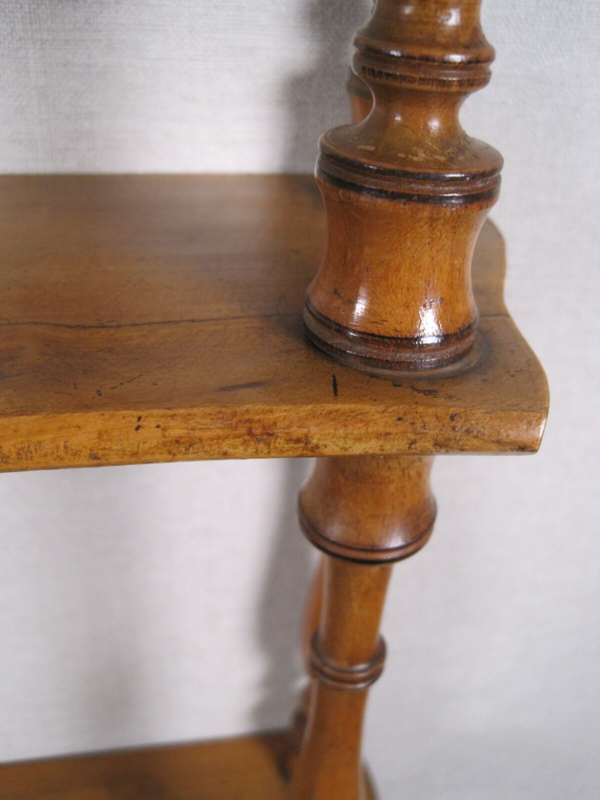 Napoleon III wall shelf in asian bamboo-style blond wood with 3 XIX trays