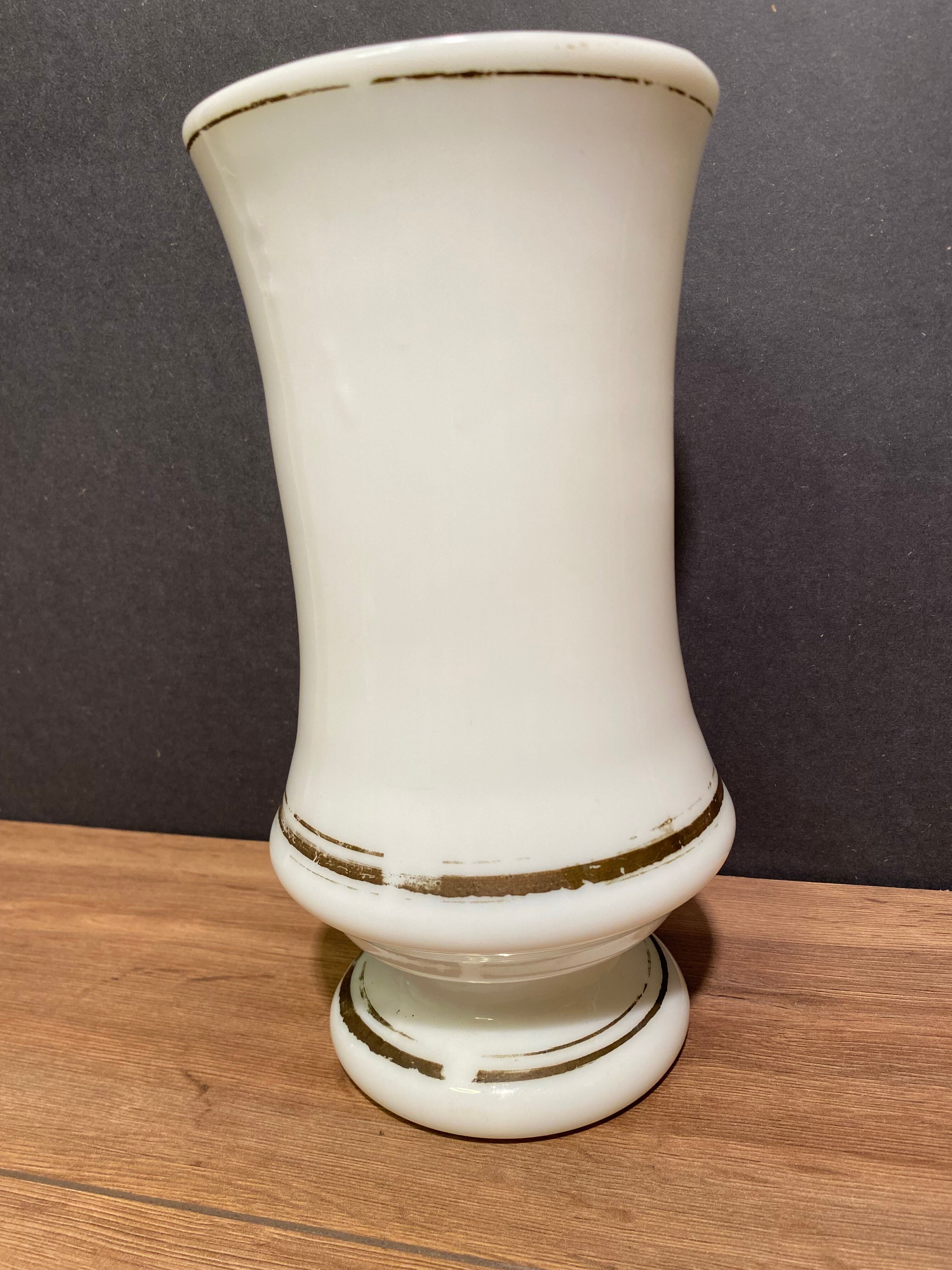 Vase on pedestal in white opaline nineteenth