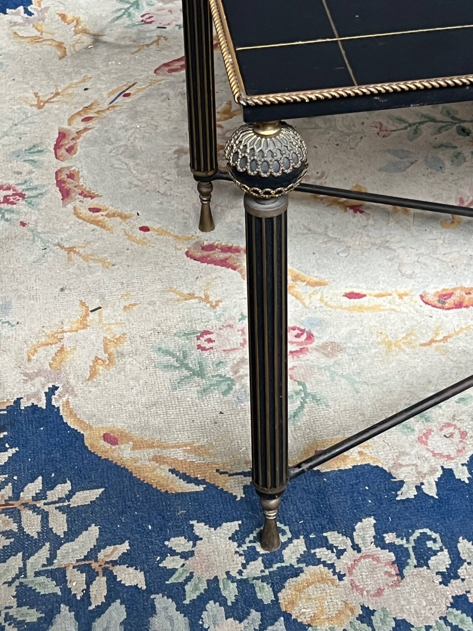Table basse française néoclassique vintage.