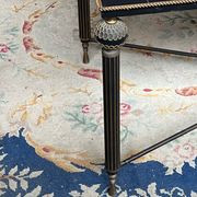 Table basse française néoclassique vintage.