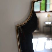 Miroir écusson en laiton à frise perlée de style italien