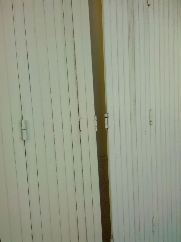 Paire de volets battants seventies à lamelles