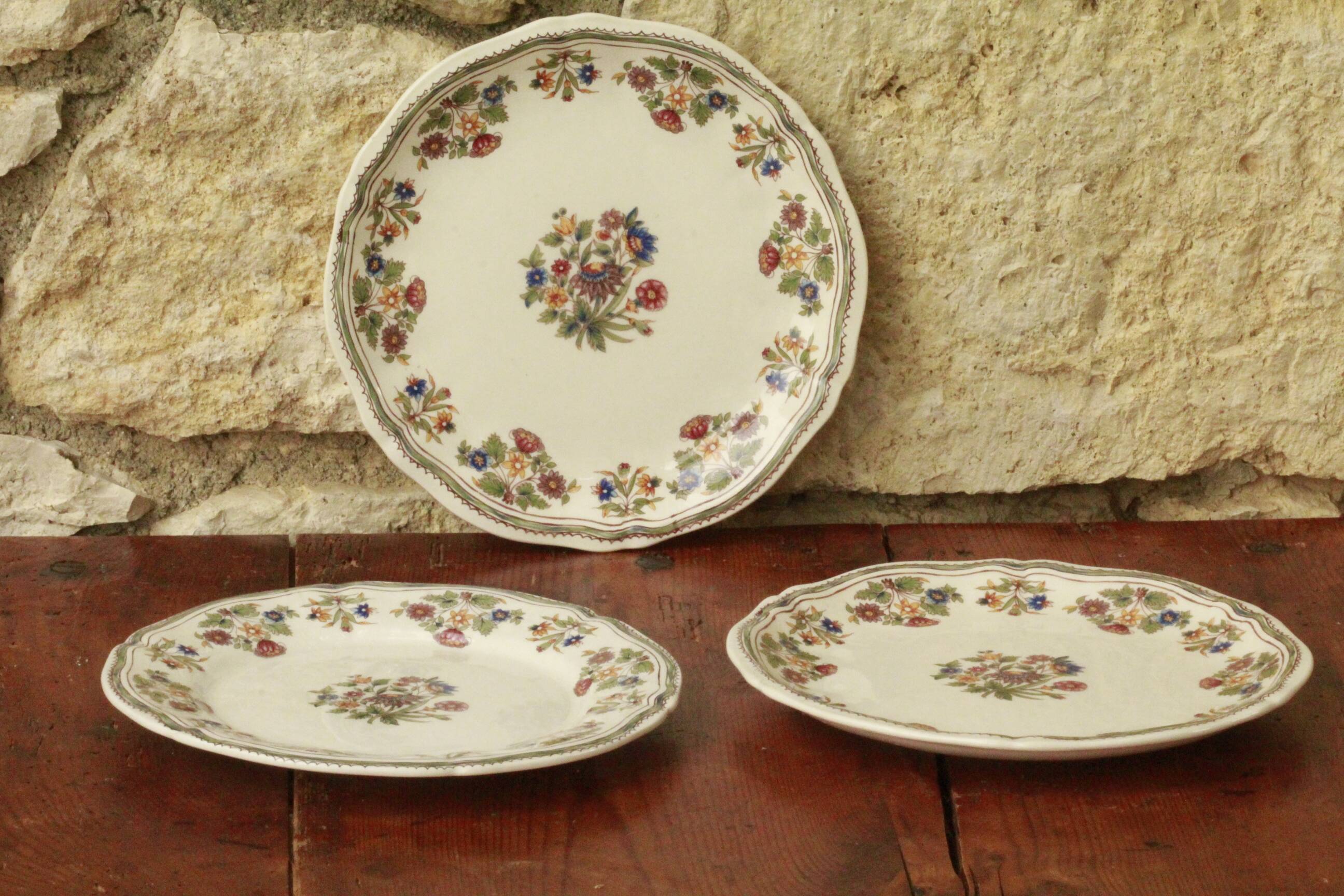 Lot de 3 assiettes moustiers olerys
