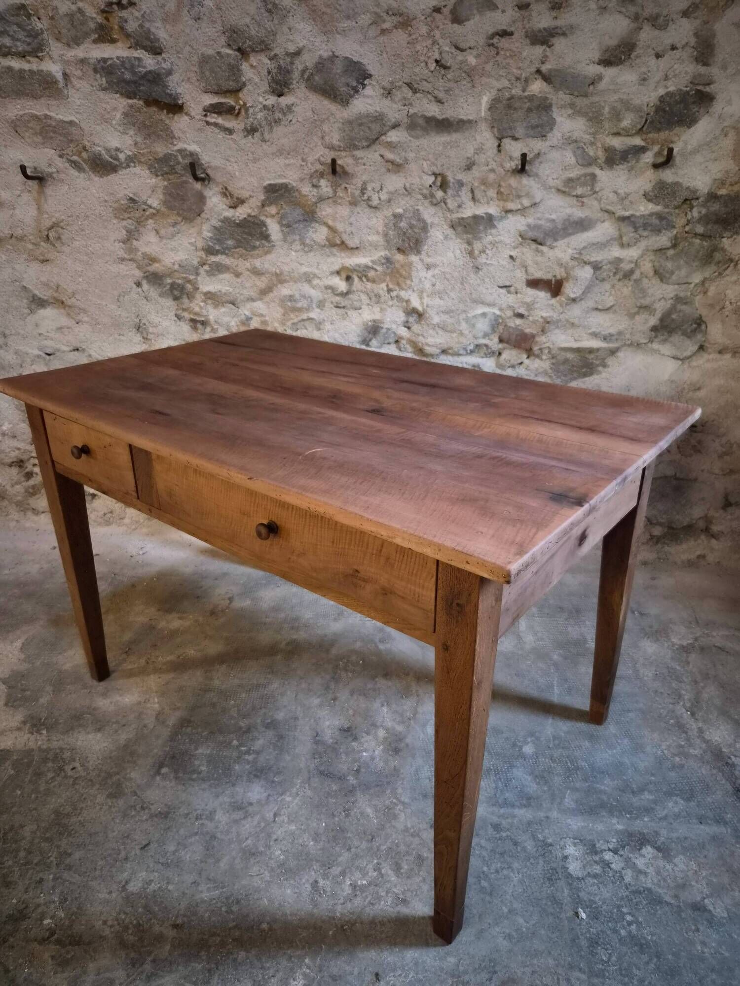 Table à manger française ancienne en merisier avec deux tiroirs, vers 1880–1920