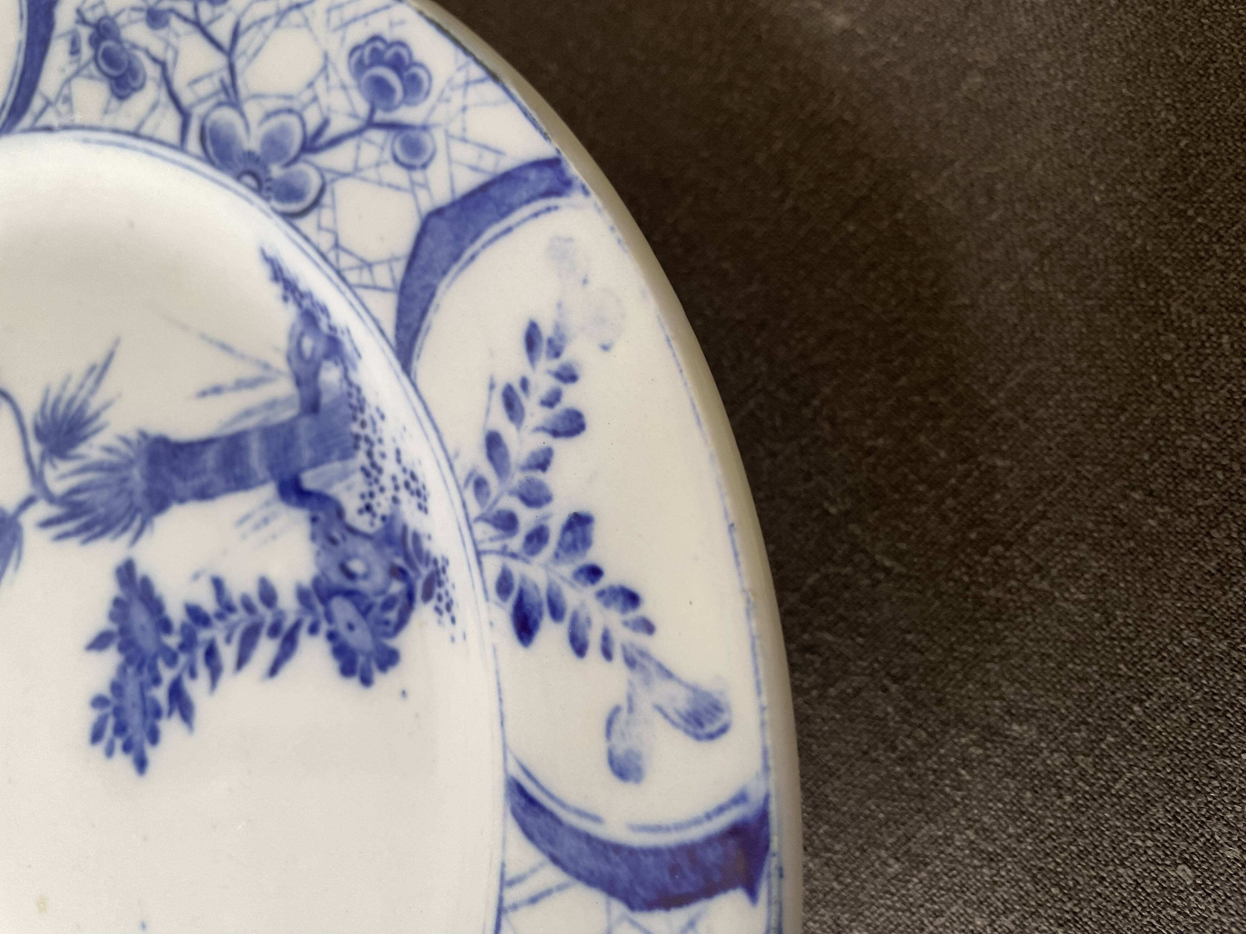 Assiette sur piédouche en faïence bleue et blanche Creil & Montereau, service "Japon", XIXème siècle