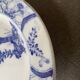 Assiette sur piédouche en faïence bleue et blanche Creil & Montereau, service "Japon", XIXème siècle