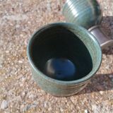Tasses gobelets en grès sur pied originales signées.