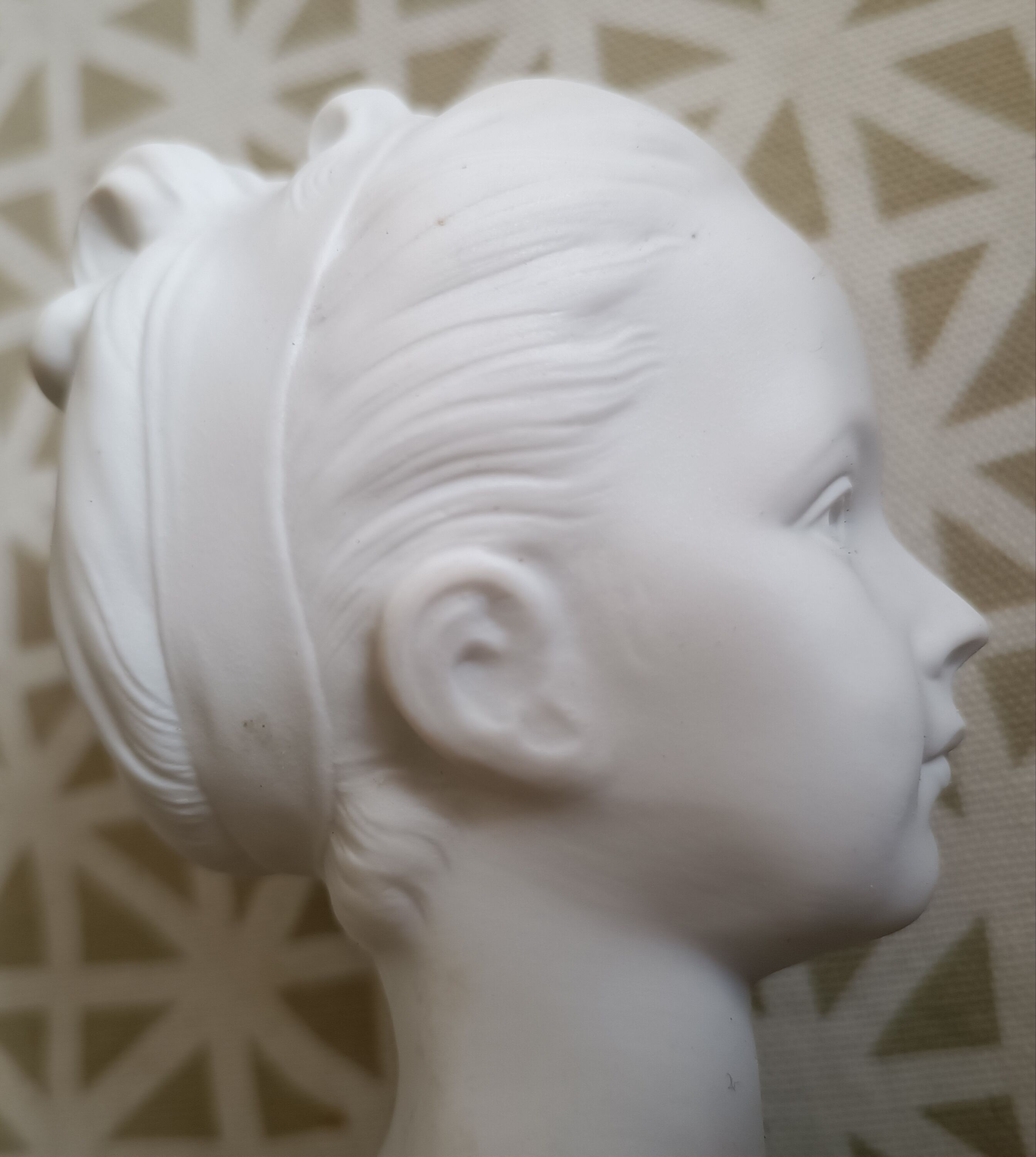 Buste de jeune fille en biscuit