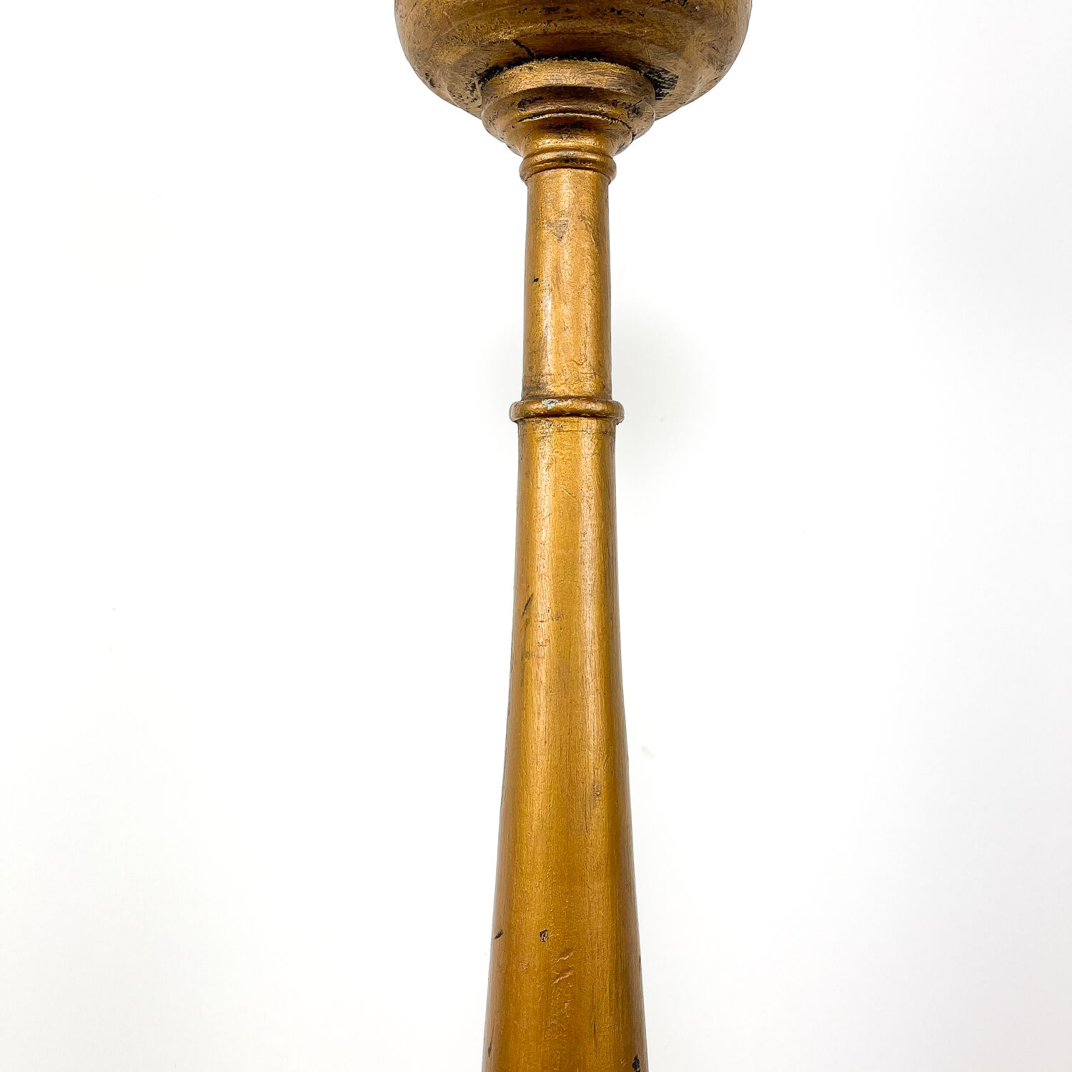 Chandelier français antique en bois peint à l'or au milieu