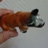 Chien boxer en porcelaine