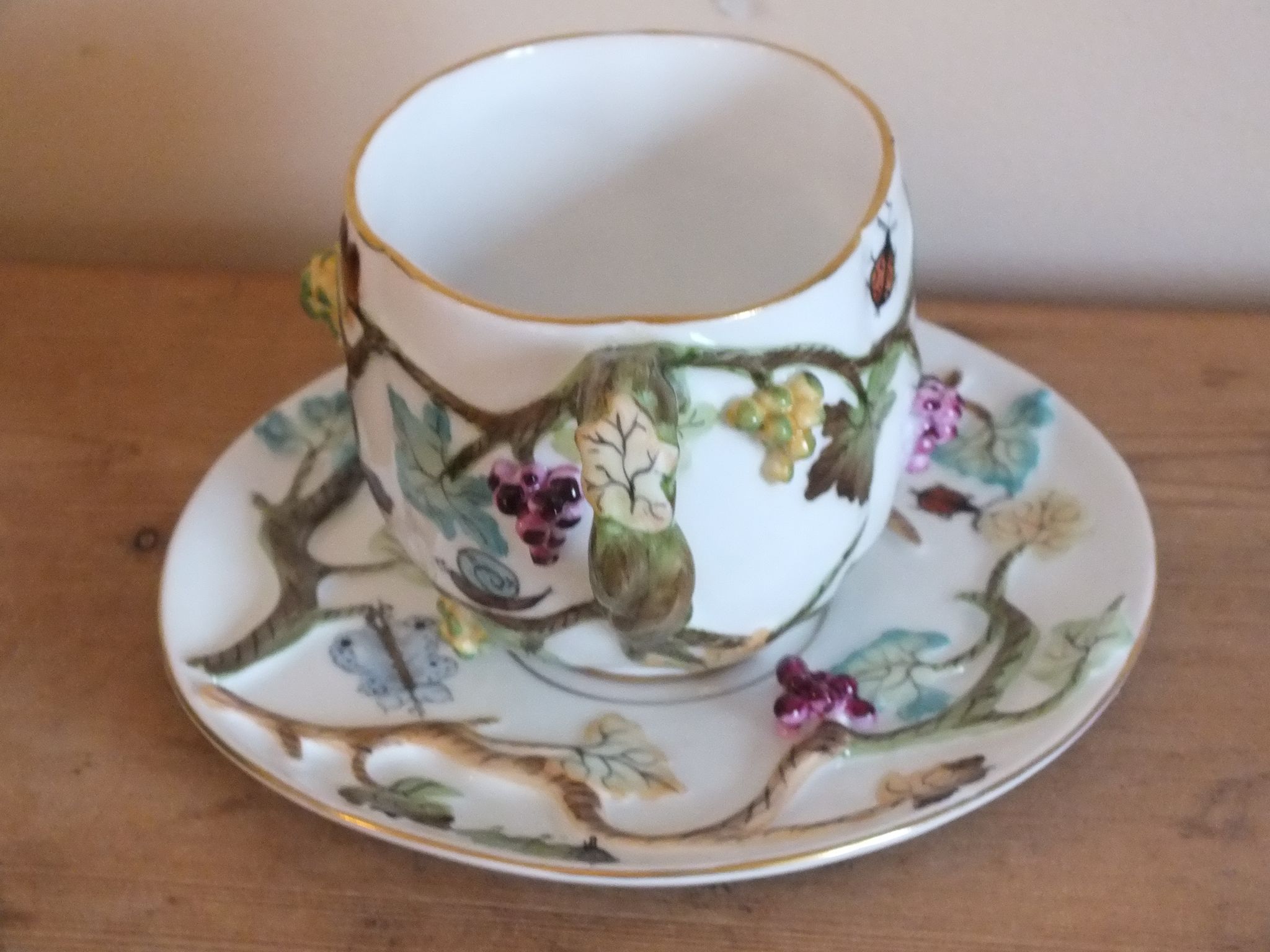 Cup n°1 CAP porcelanas Portugal insects and fruits in relief