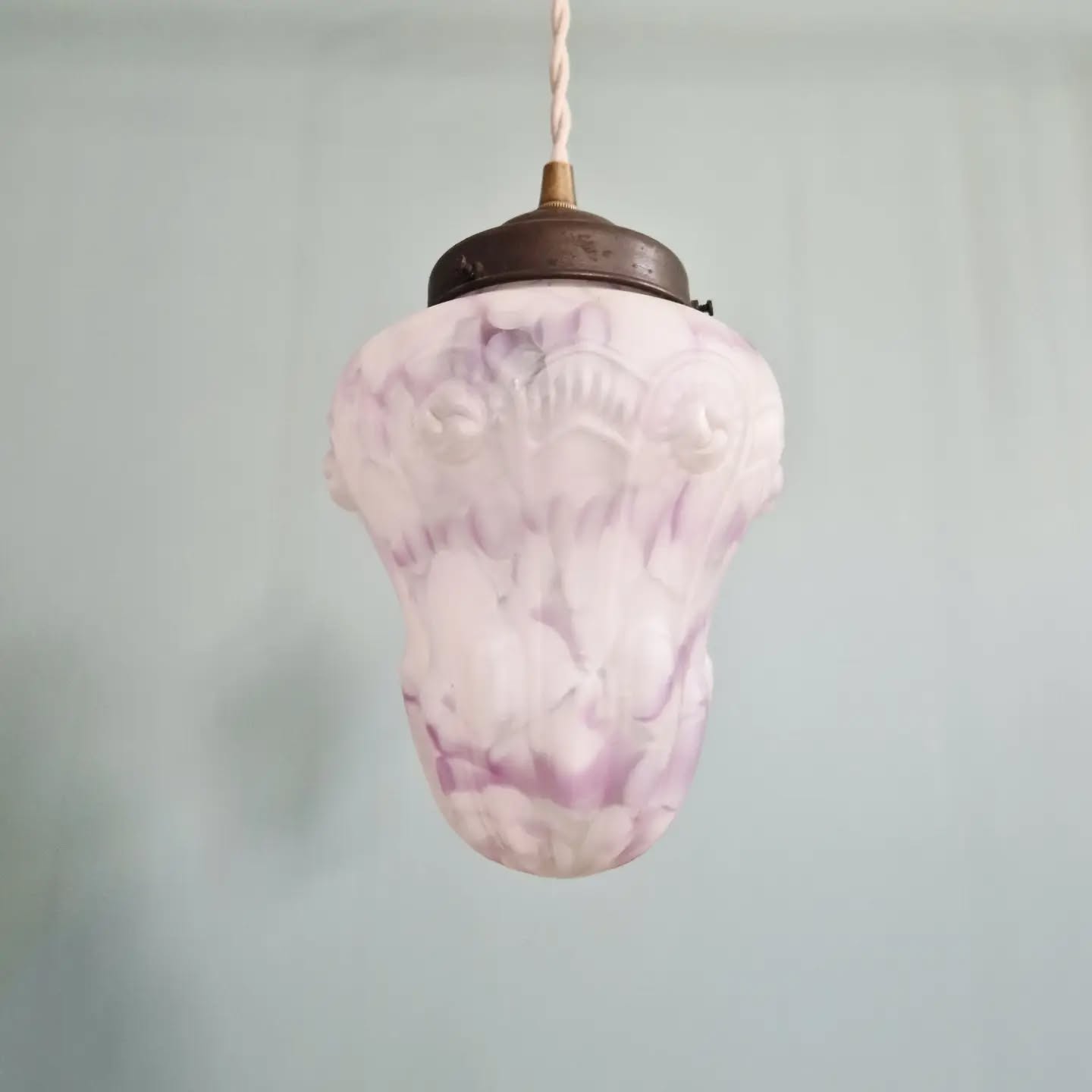 Art Deco pendant in speckled white and purple glass, 1920