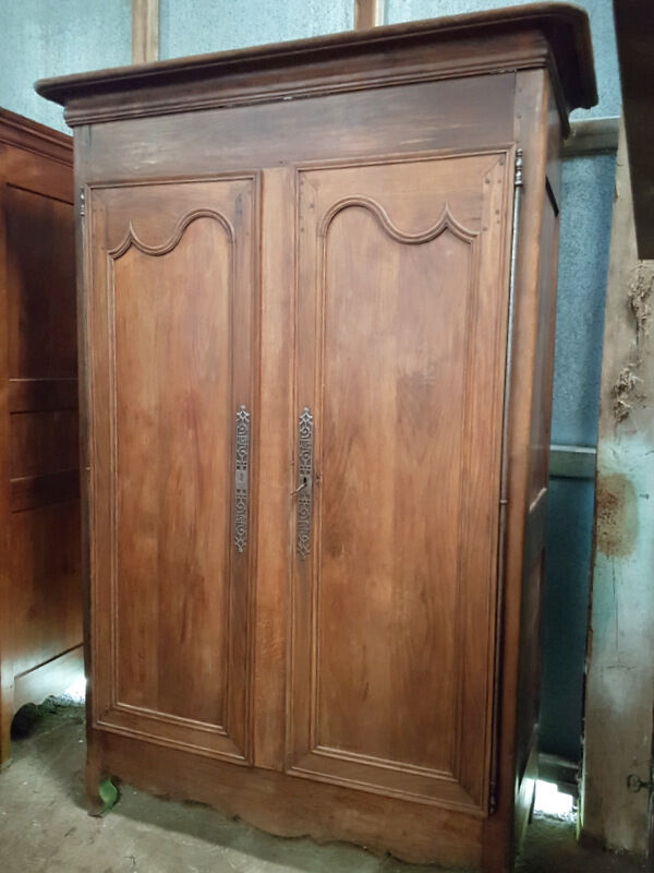 Old tinted wood laundry cabinet