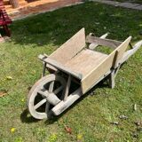 Brouette en bois ancienne