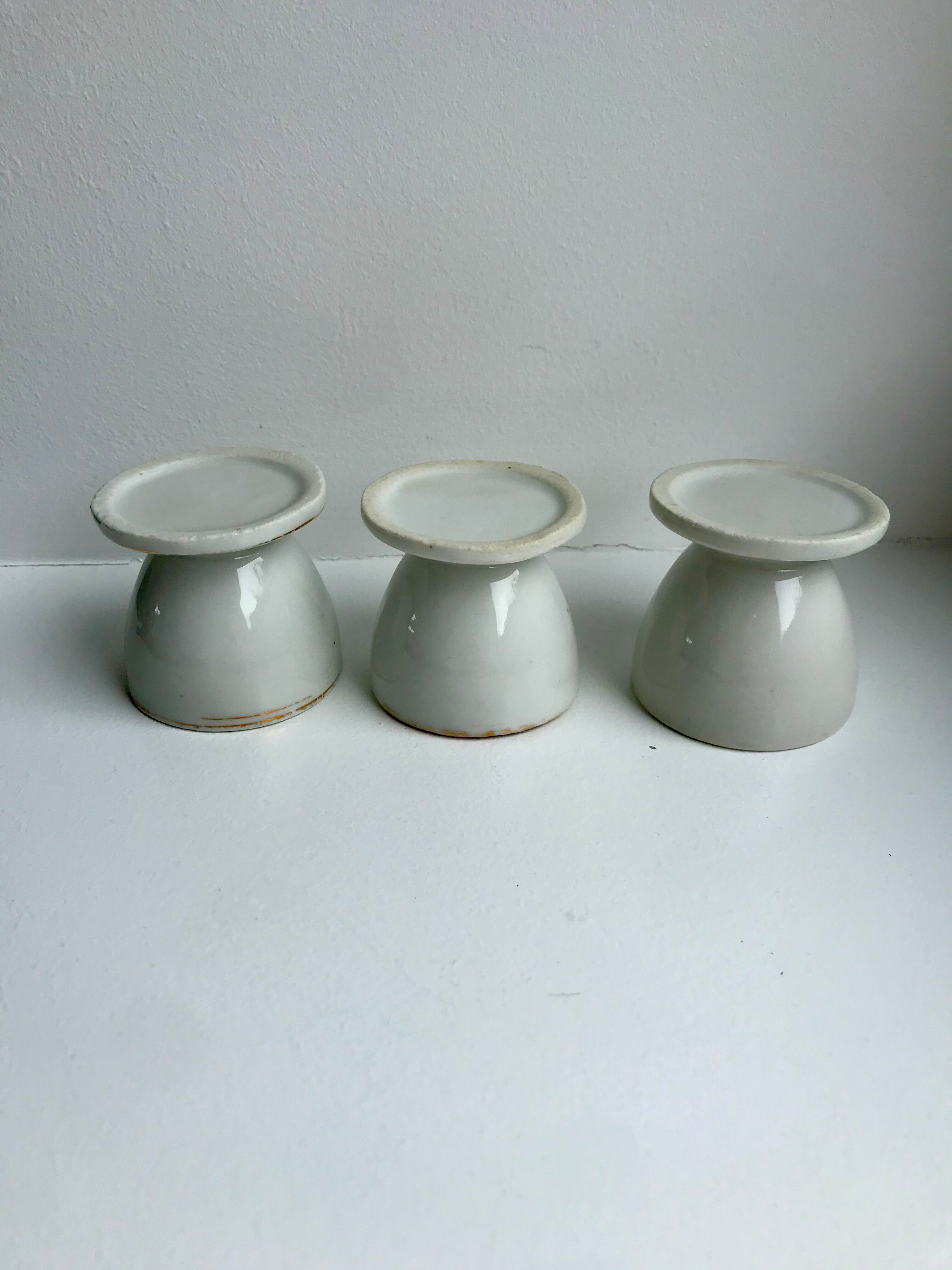 Trio of white shells bordered gold 50s