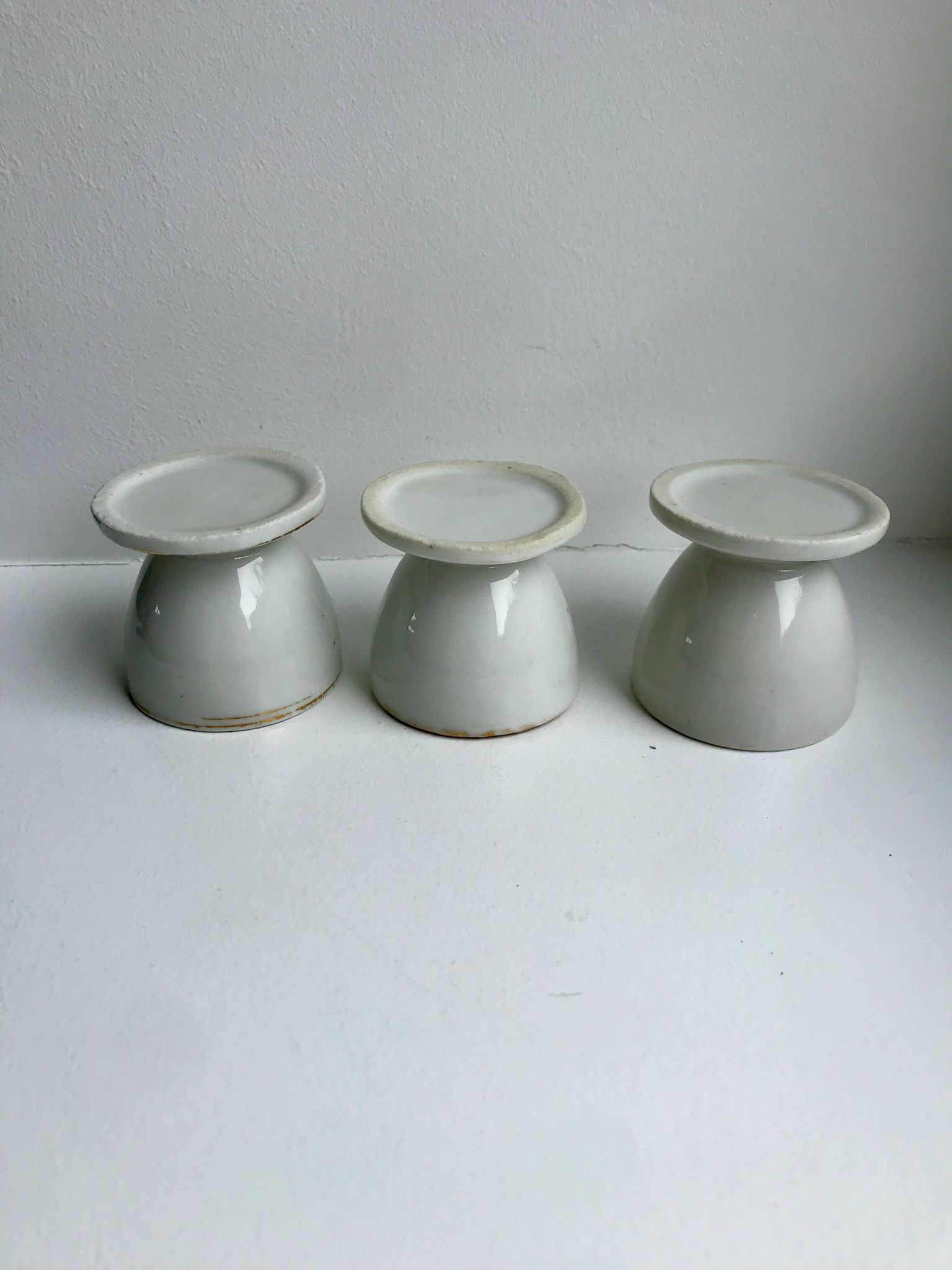 Trio de coquetiers blancs liseré doré années 50