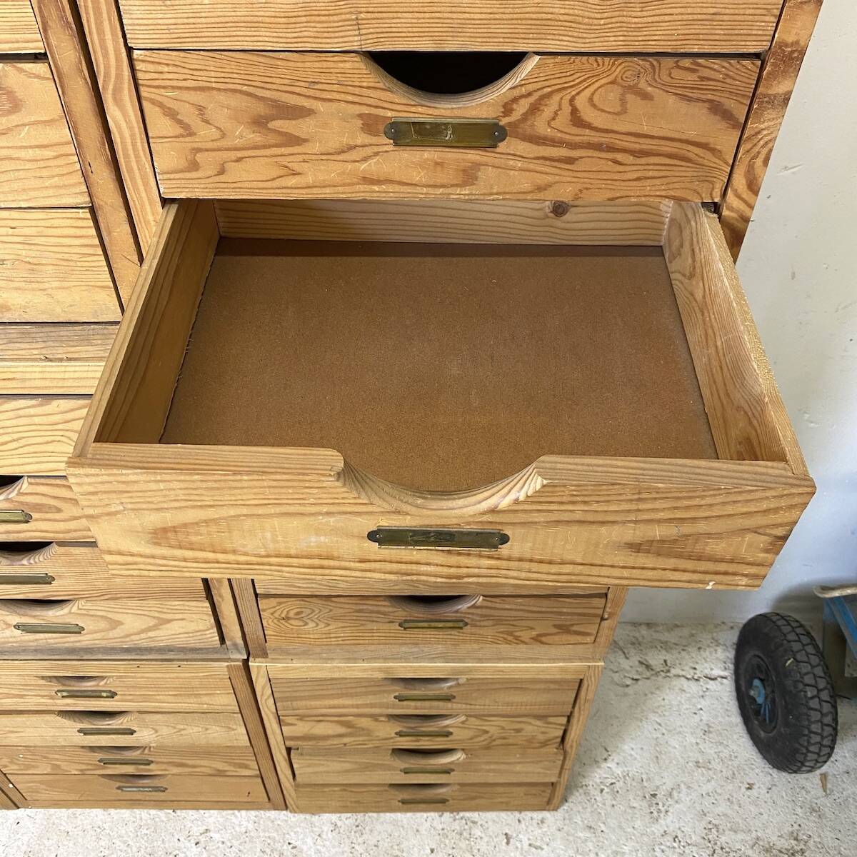 Wooden drawer cabinet