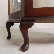 English Art Deco display cabinet on ornate legs, 1930s