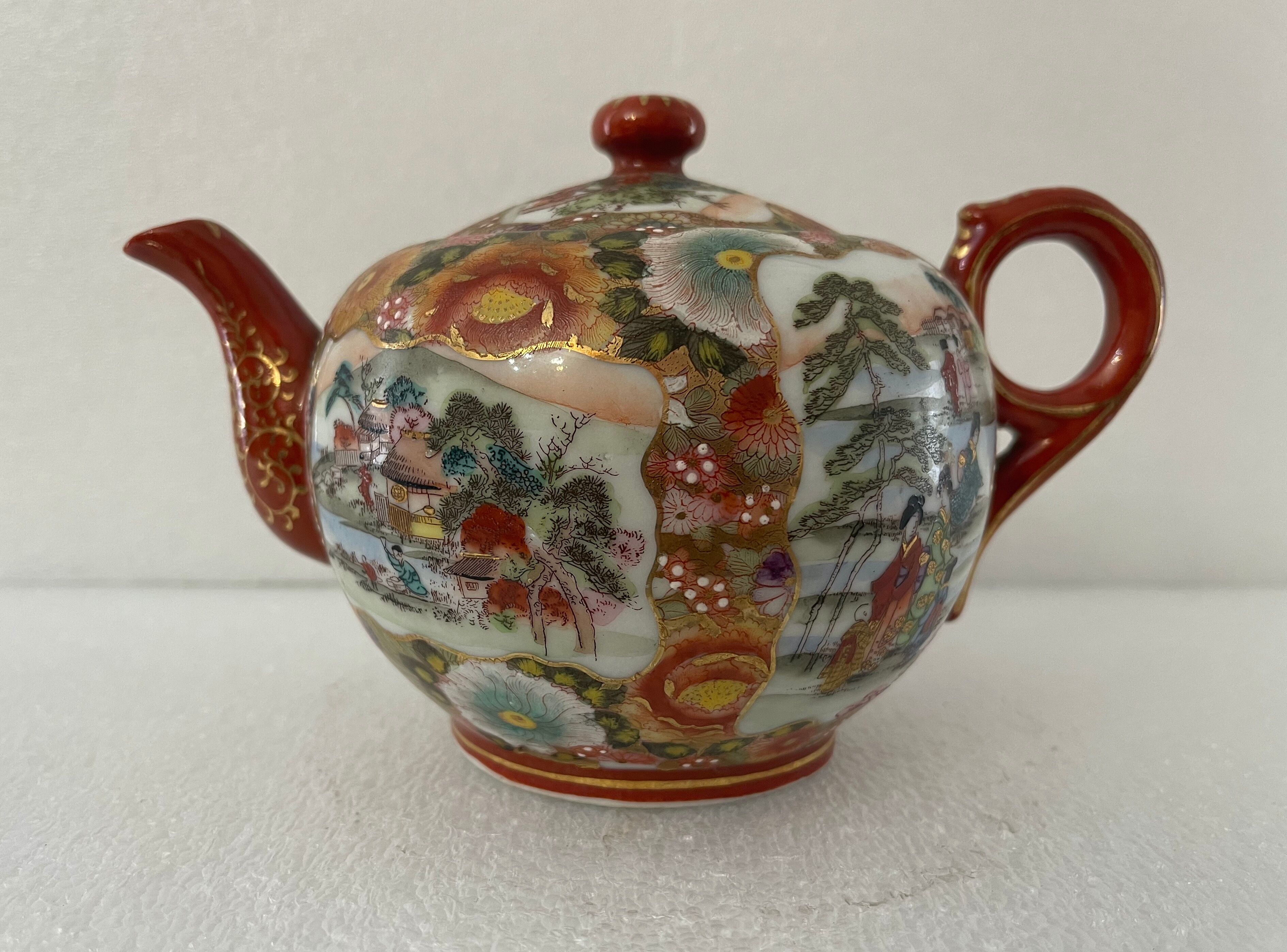 Teapot Satsuma porcelain polychrome décor signed Koshida around 1920
