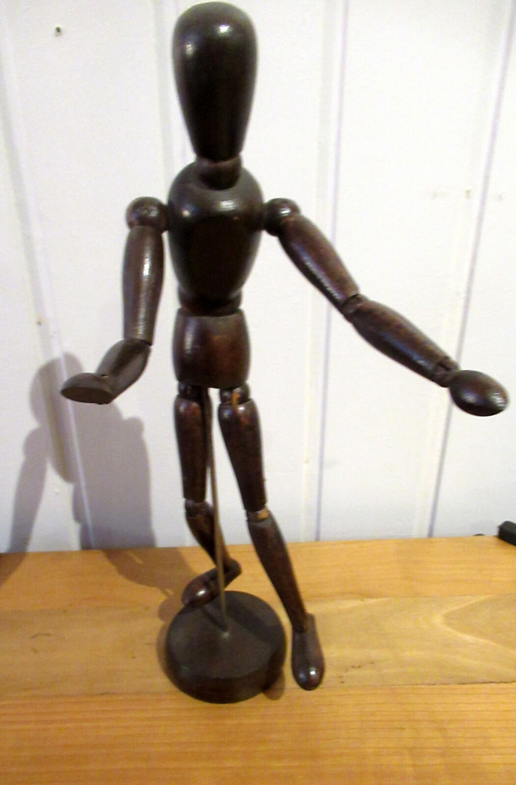 Articulated wooden mannequin