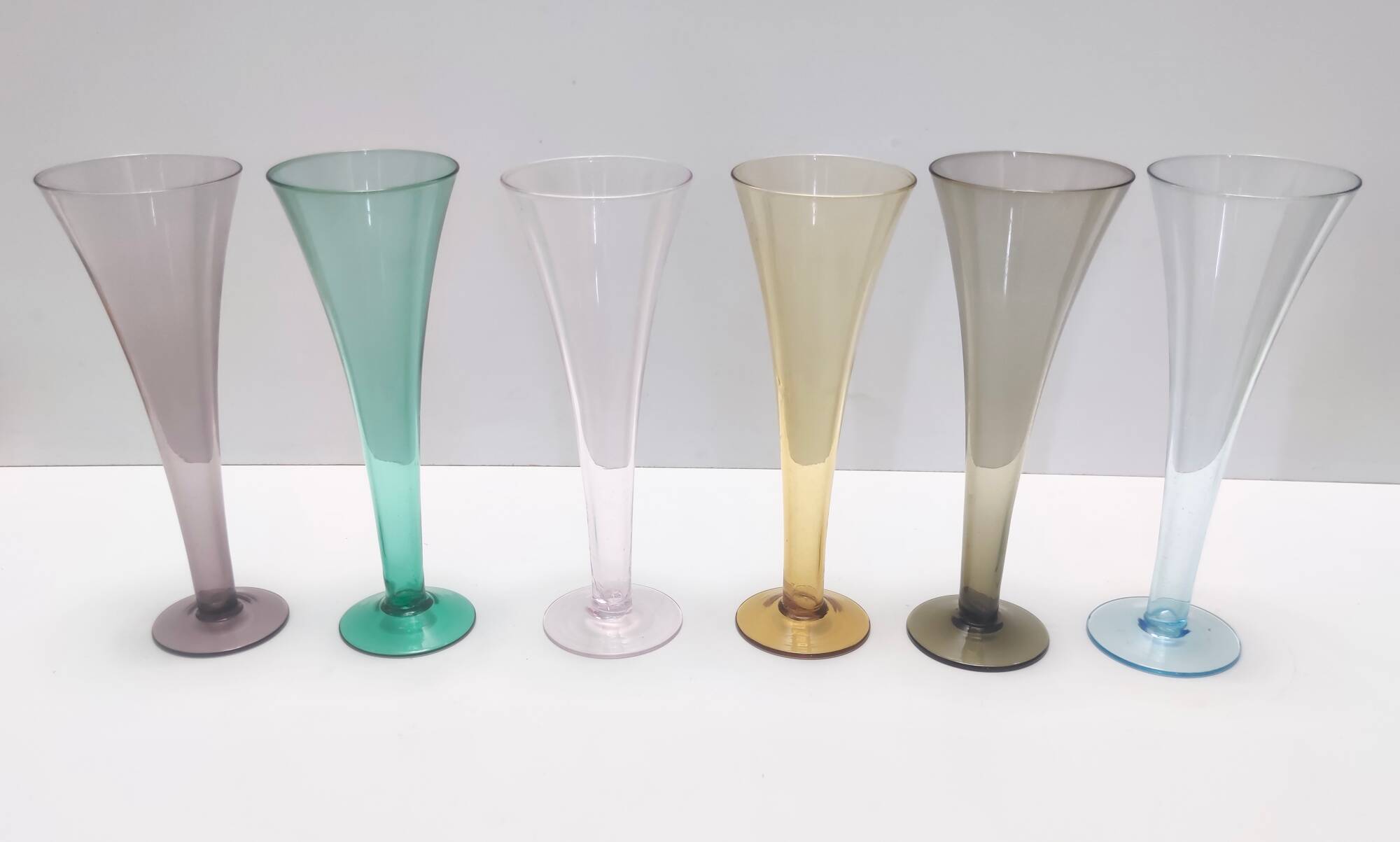 Ensemble vintage de six flûtes colorées en verre de Murano soufflé à la main, Italie