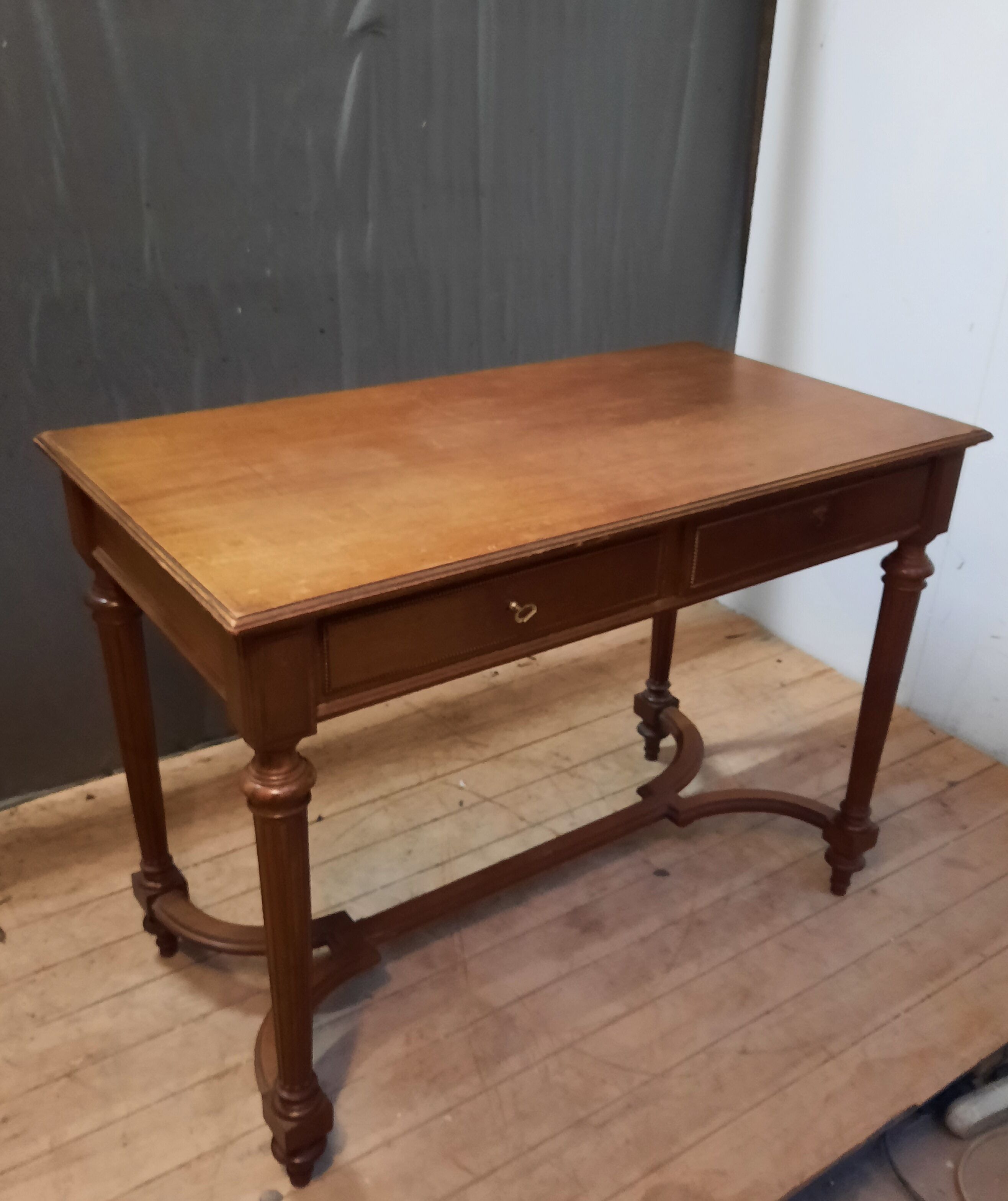 Flat walnut burreau louis XVI style