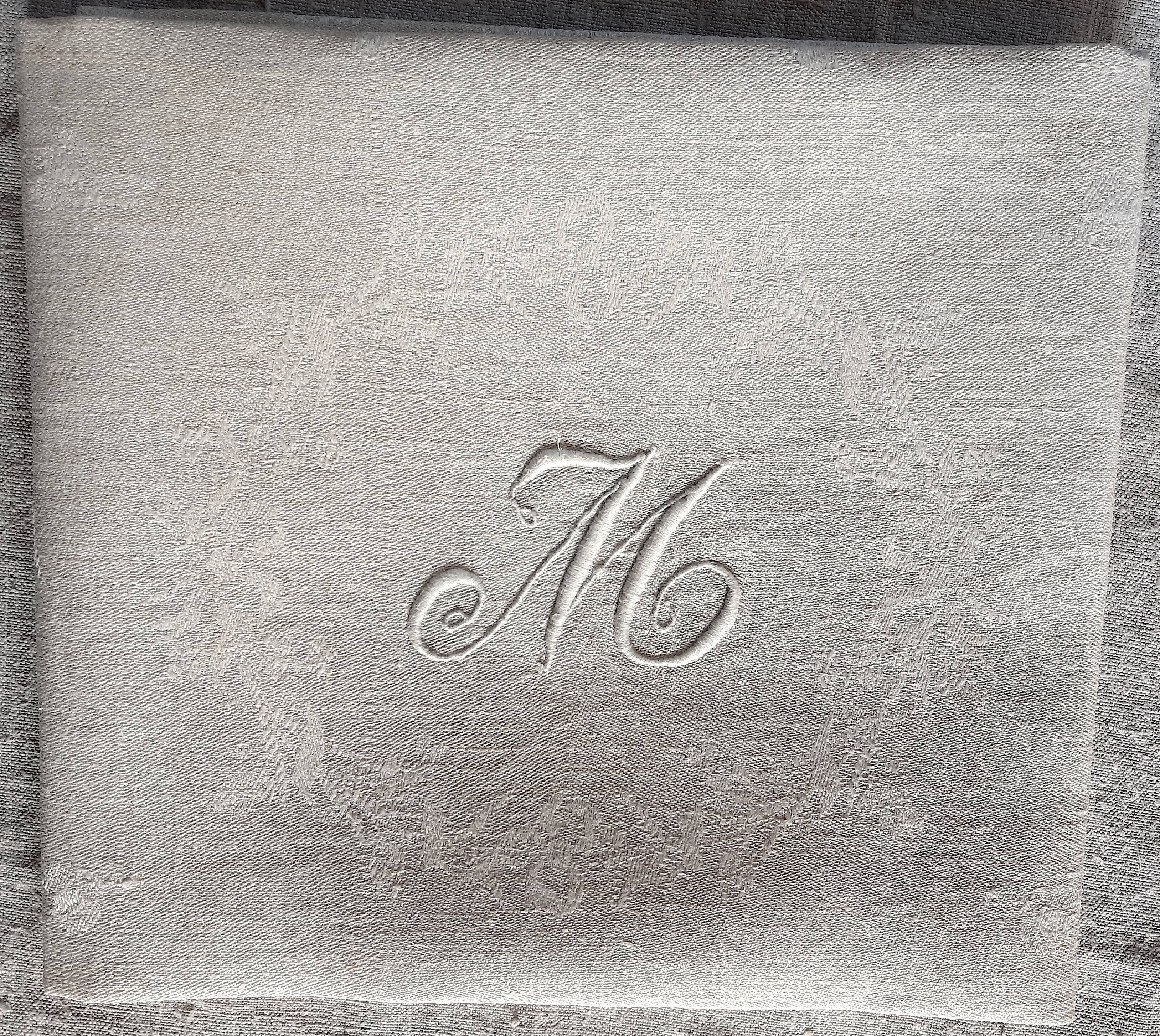 6 monogrammed damask napkins "M"