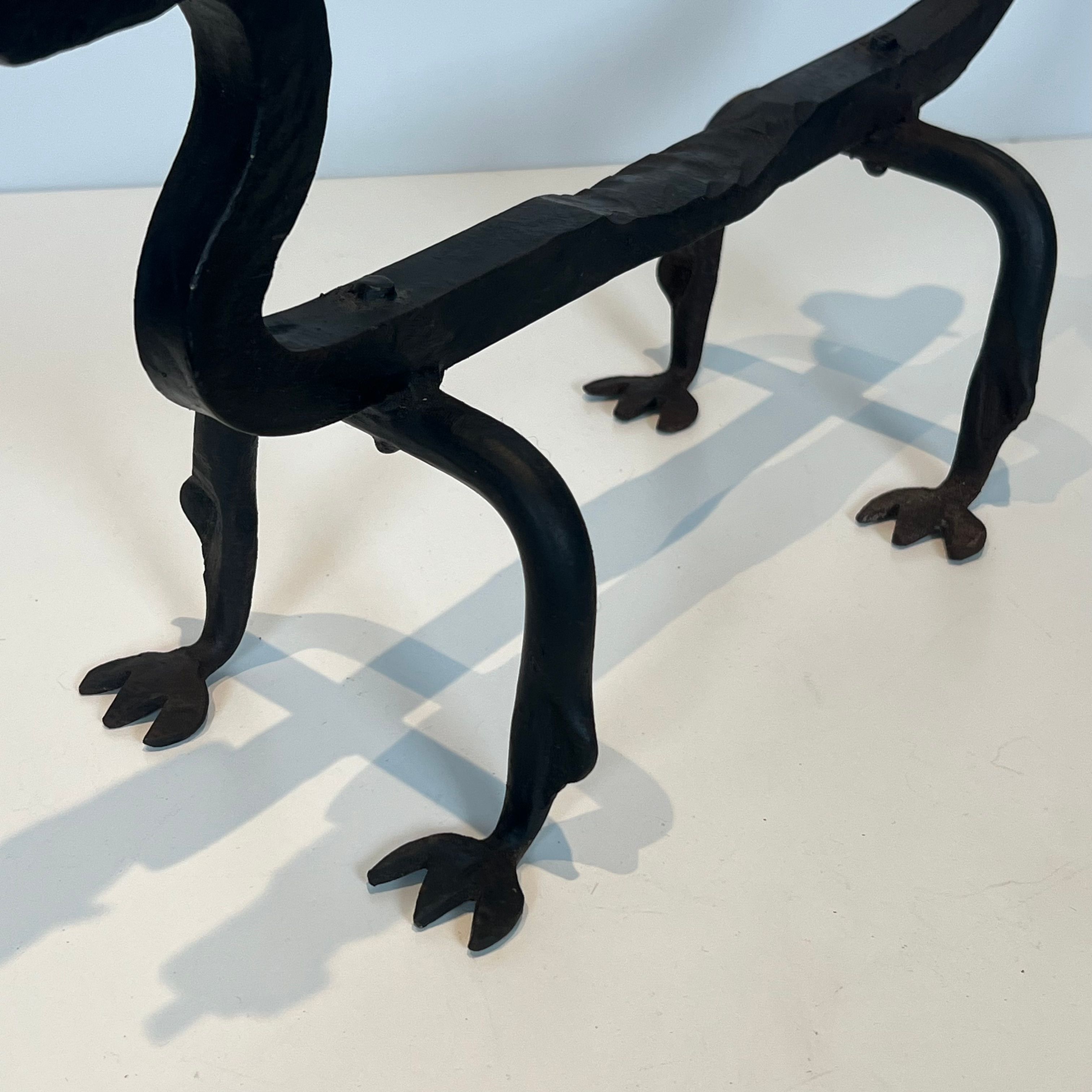 Paire de chenets aux dragons en fer forgé