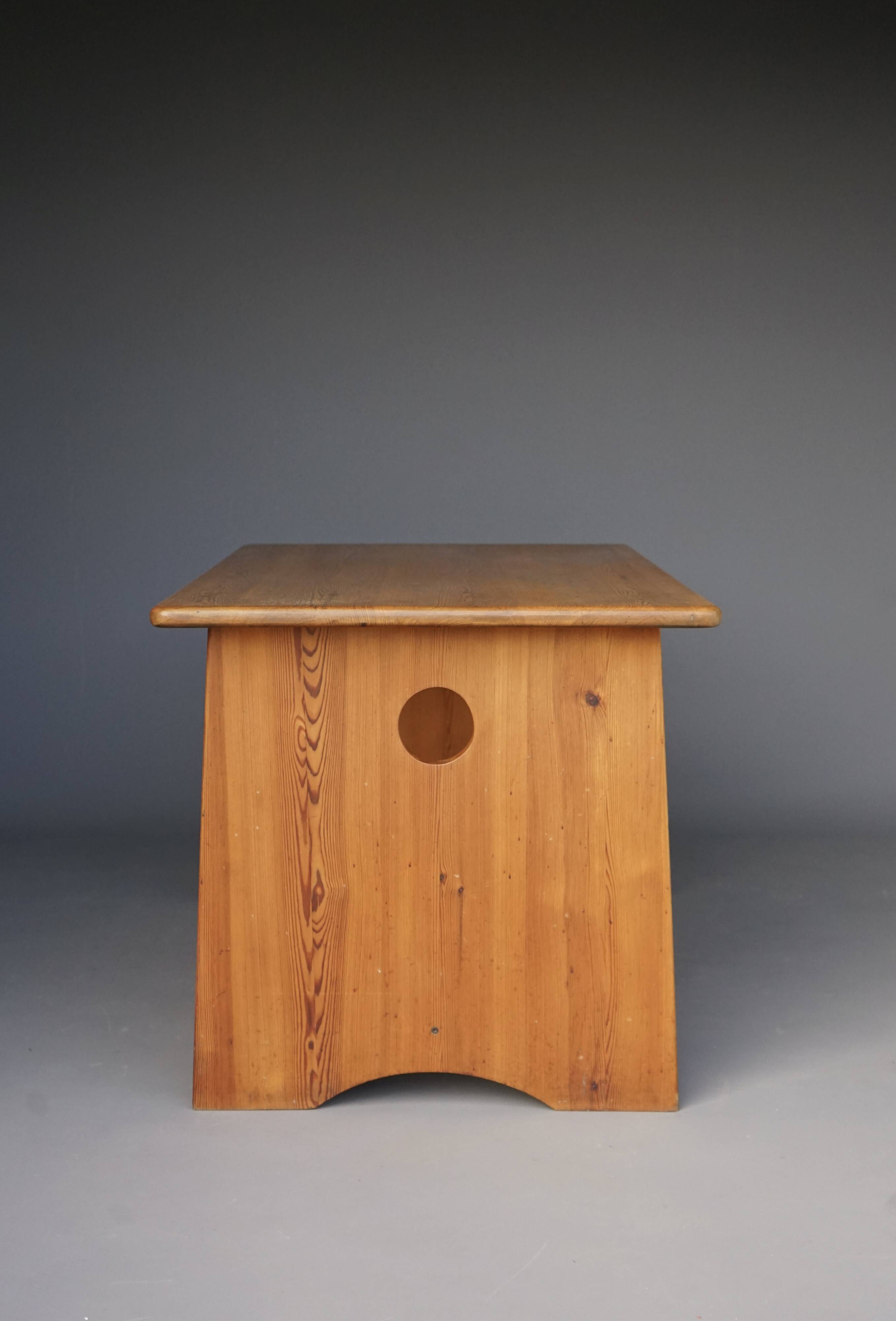 Table en pin suédois par Gilbert Marklund pour Furusnickarn Ab, années 1960