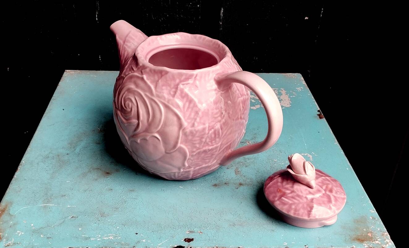Théière en barbotine rose