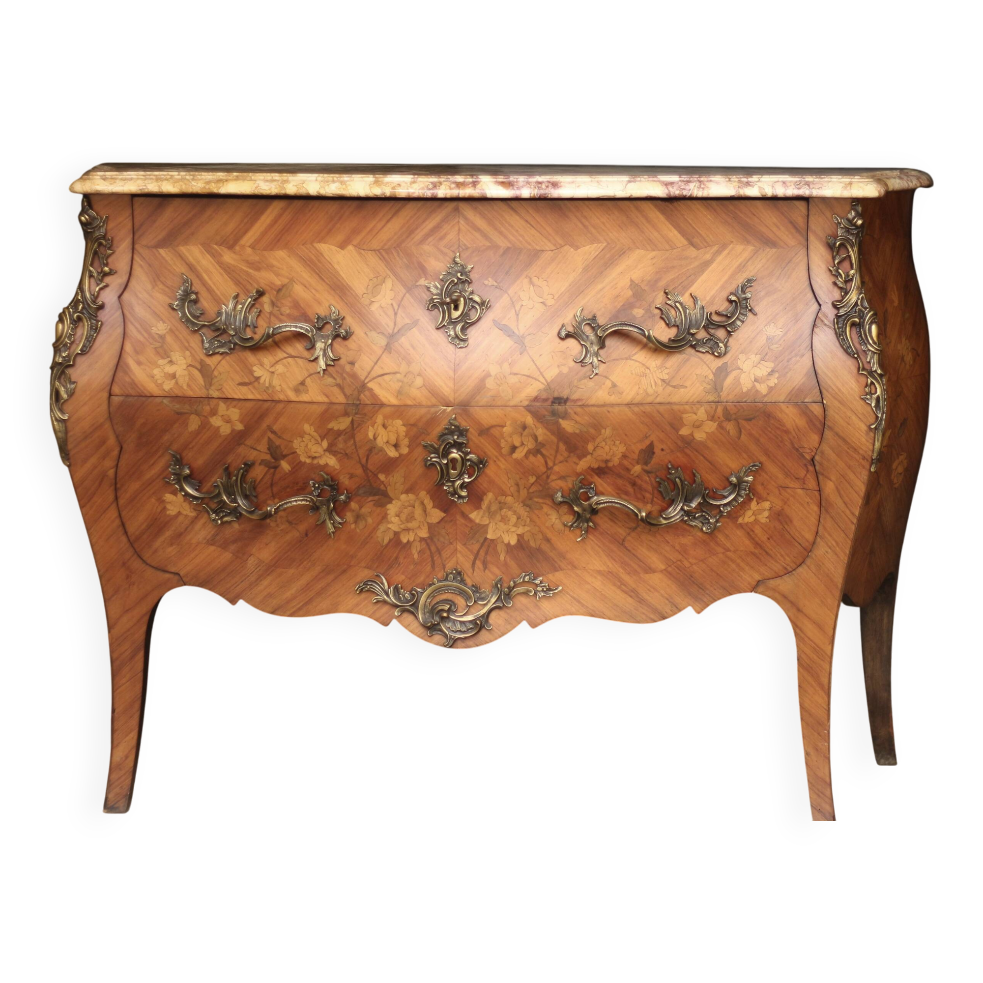 Louis XV style curved chest of drawers of very fine craftsmanship (Faubourg work)