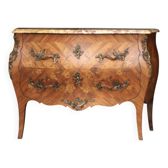 Commode bombée style Louis XV de très belle facture (travail du Faubourg)