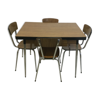 Table en formica avec 4 chaises