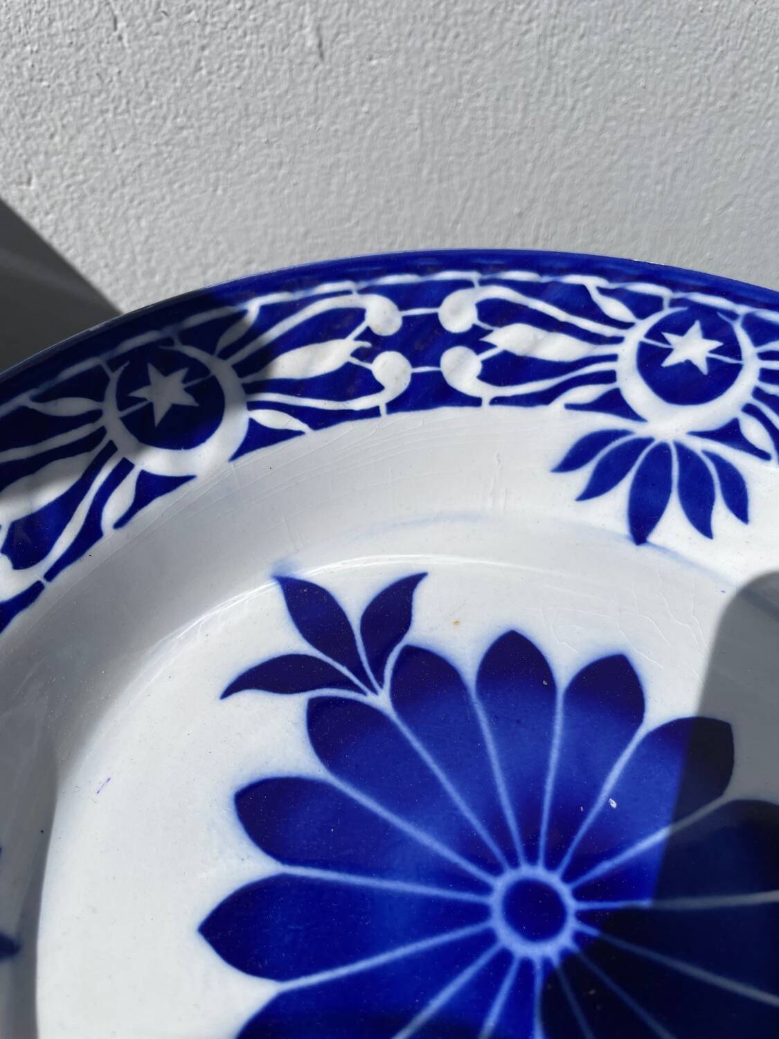 Round hollow ceramic dish with Saint Amand flower