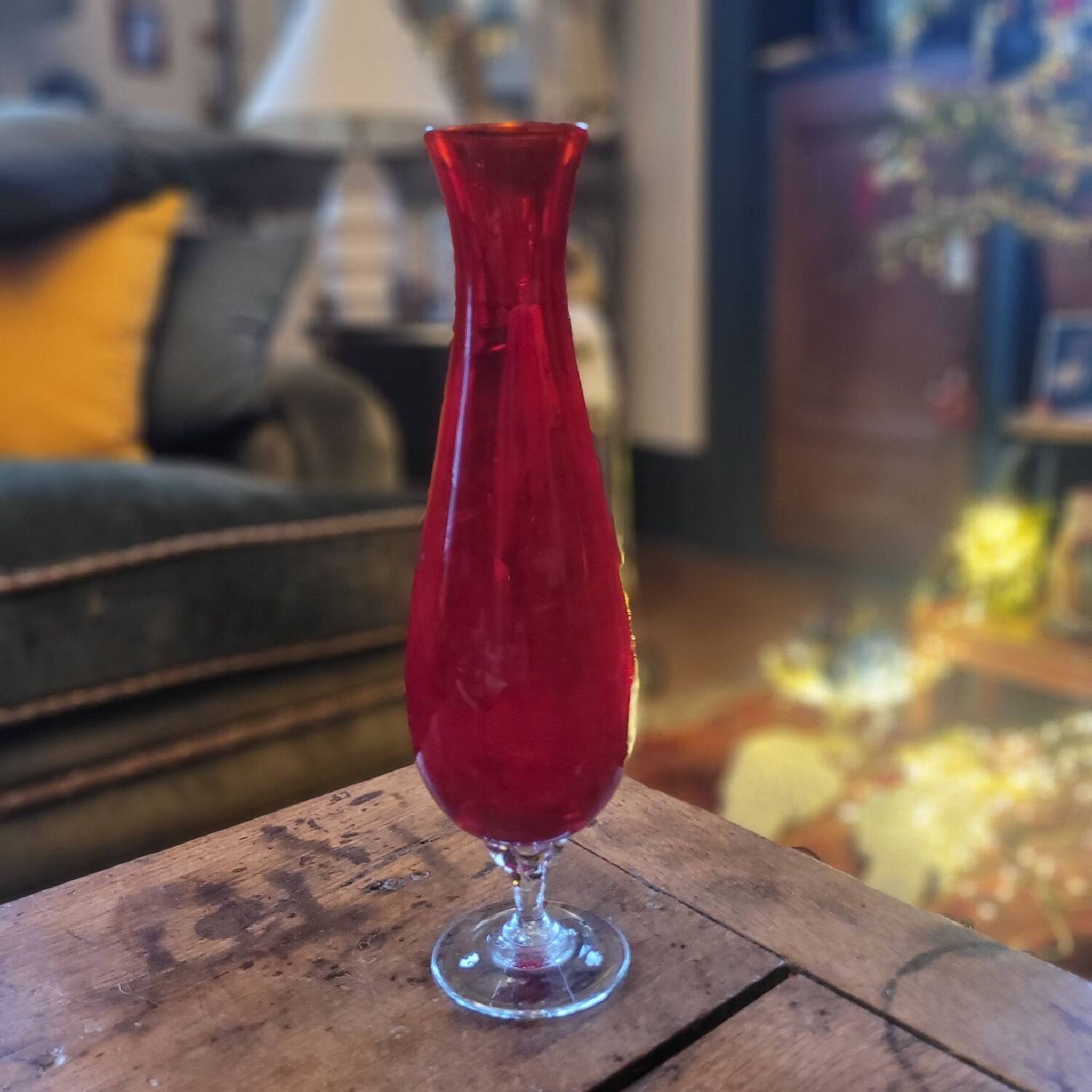 Vase soliflore en verre rouge rubis sur pied - Verrerie d'art années 1