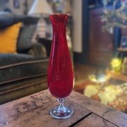 Vase soliflore en verre rouge rubis sur pied - Verrerie d'art années 1