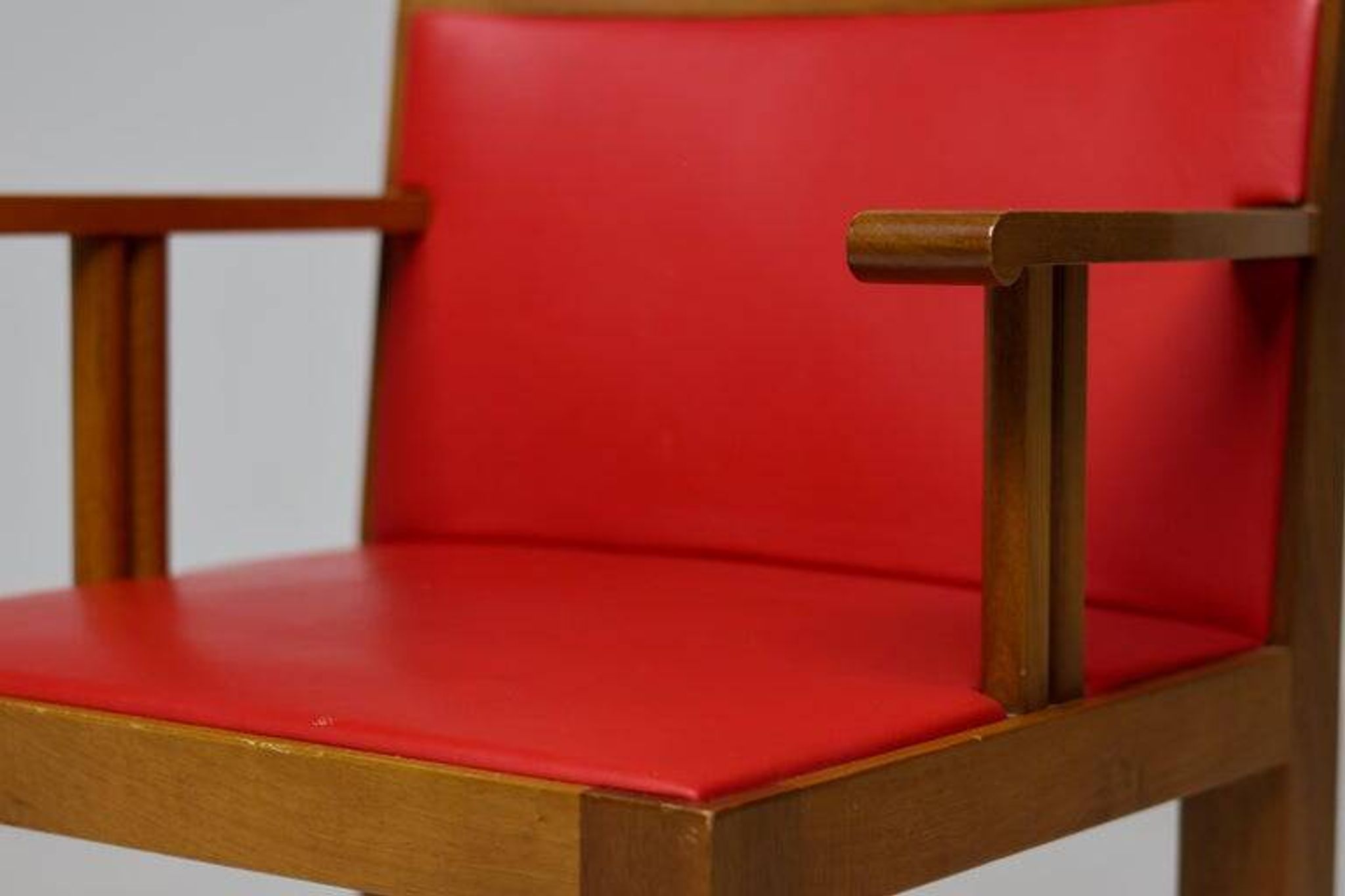 A masterpiece of Italian modernism: eleven Aldo Rossi red Teatro arm chairs