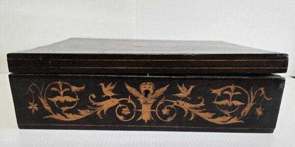 Coffret en marqueterie de Sorrente avec une scène de trois danseurs en médaillon