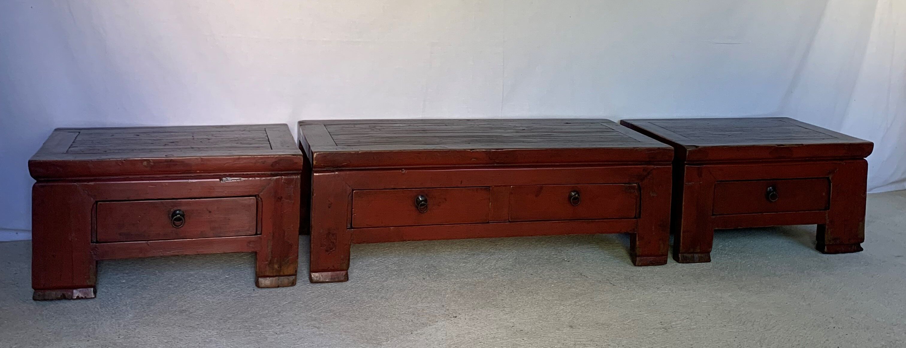 Lot de trois tables basses chinoises