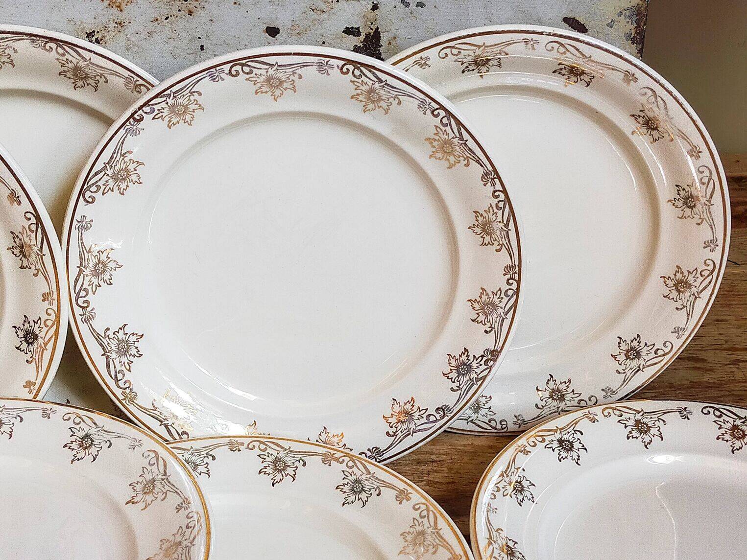 Eight Villeroy & Boch dessert plates with gold decor