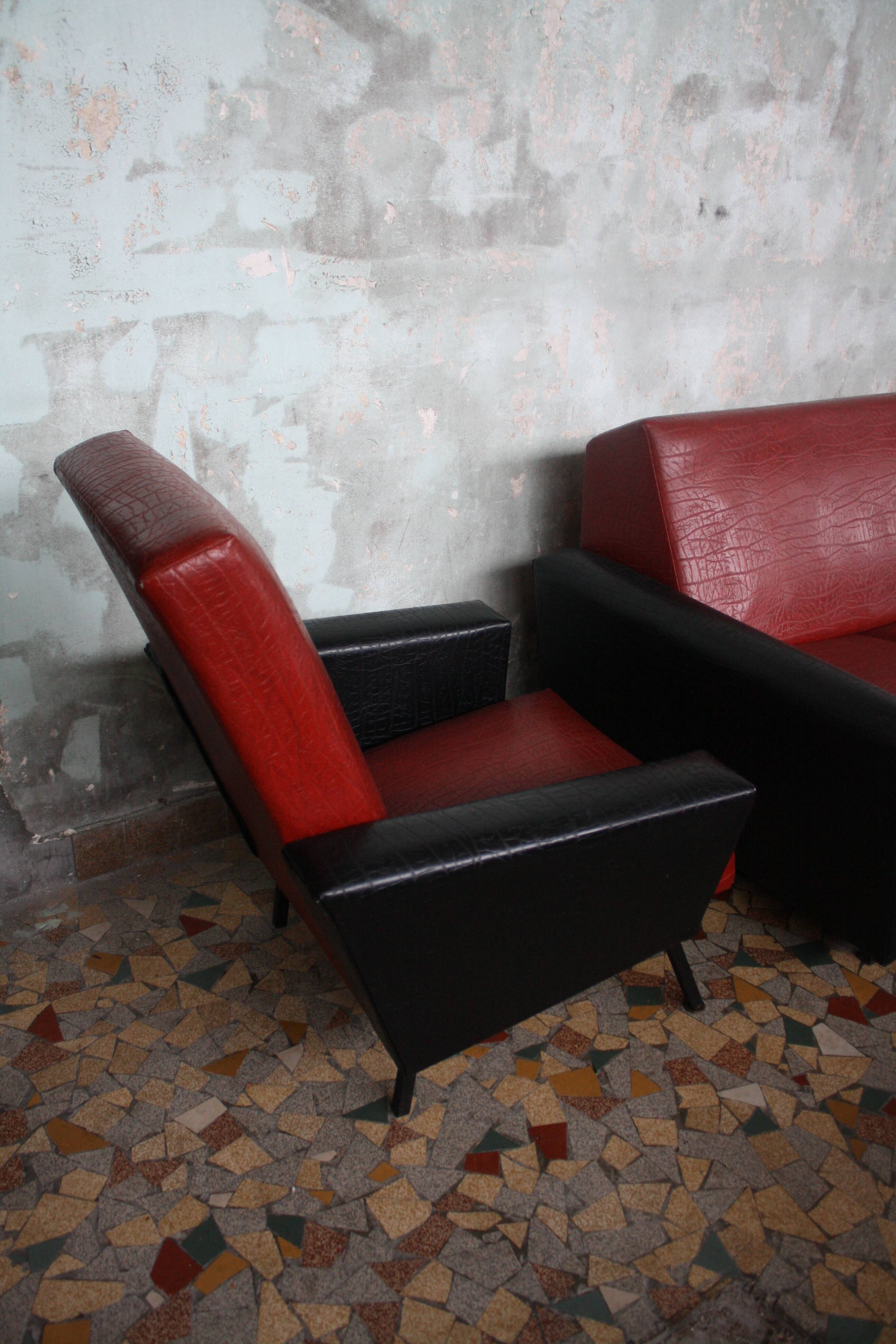 3-seater sofa and 2 rockabilly chairs in red and black skai