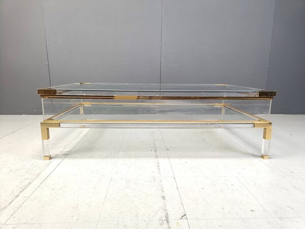 Table basse vintage à plateau coulissant en lucite et laiton, années 1970