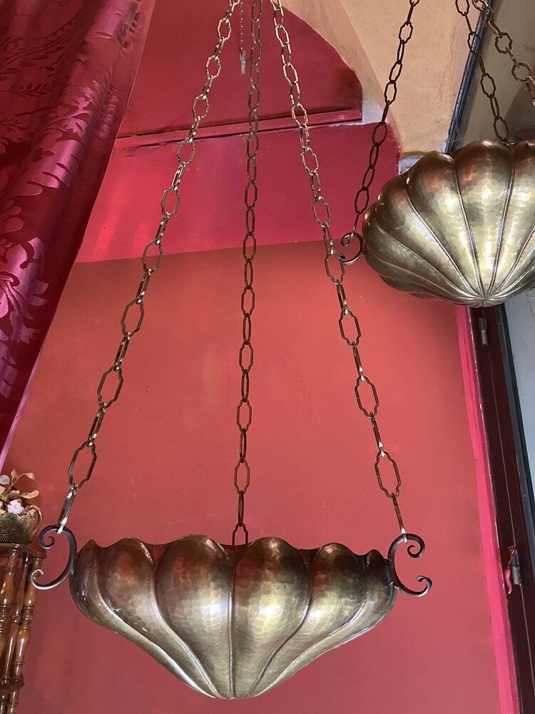 Italian Art Nouveau Hanging Bowl Pendant Lamps or Planters in Hand-Hammered Brass, 1890s, Set of 2